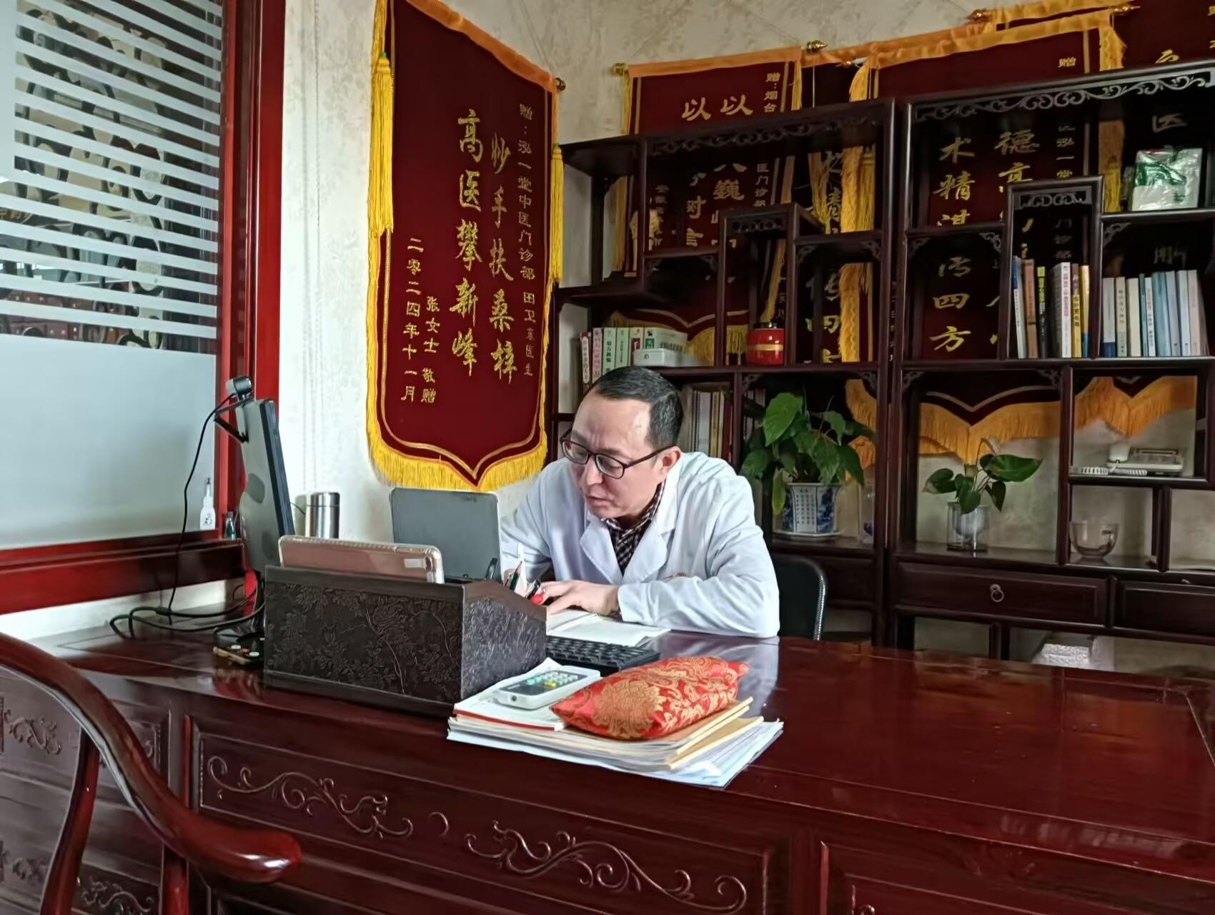 中医田卫东大夫来支招对于上班族来说,特发性震颤带来的困扰不仅仅是