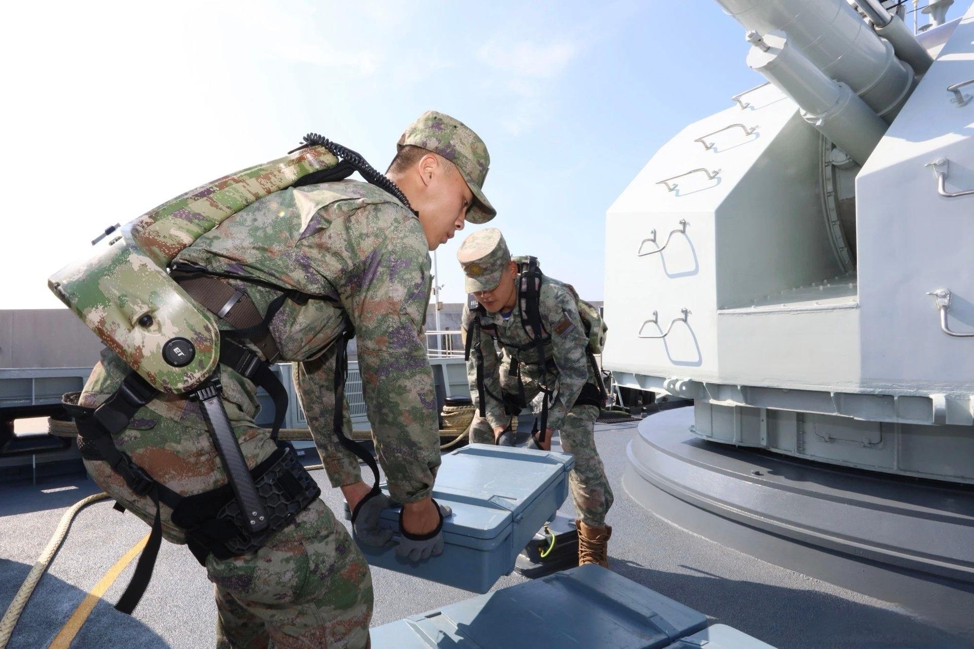 hua 的想法: 海军岸勤单位为舰艇进行弹药和物资补给