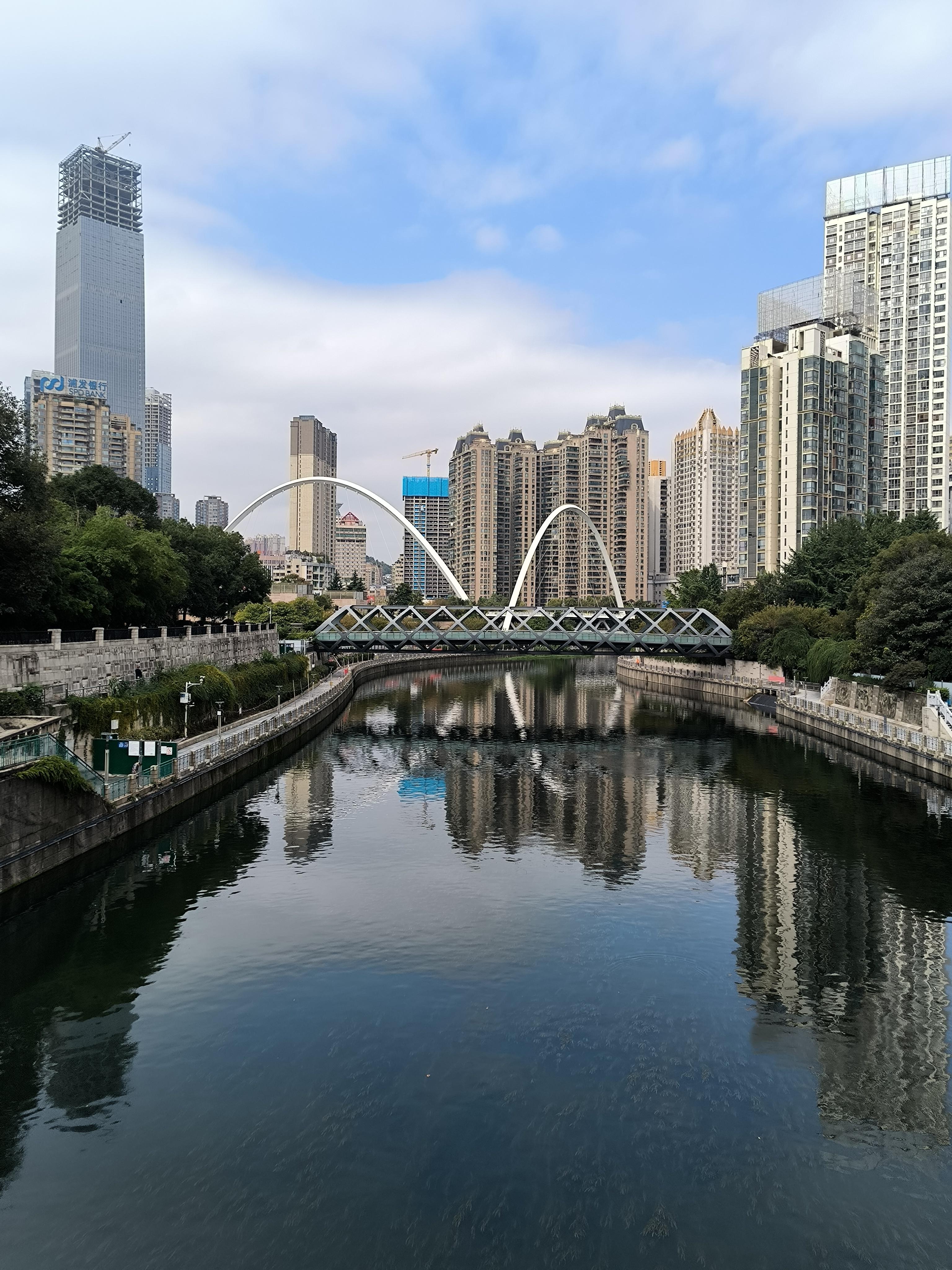 钢铁百练 的想法: 南明河的早晨