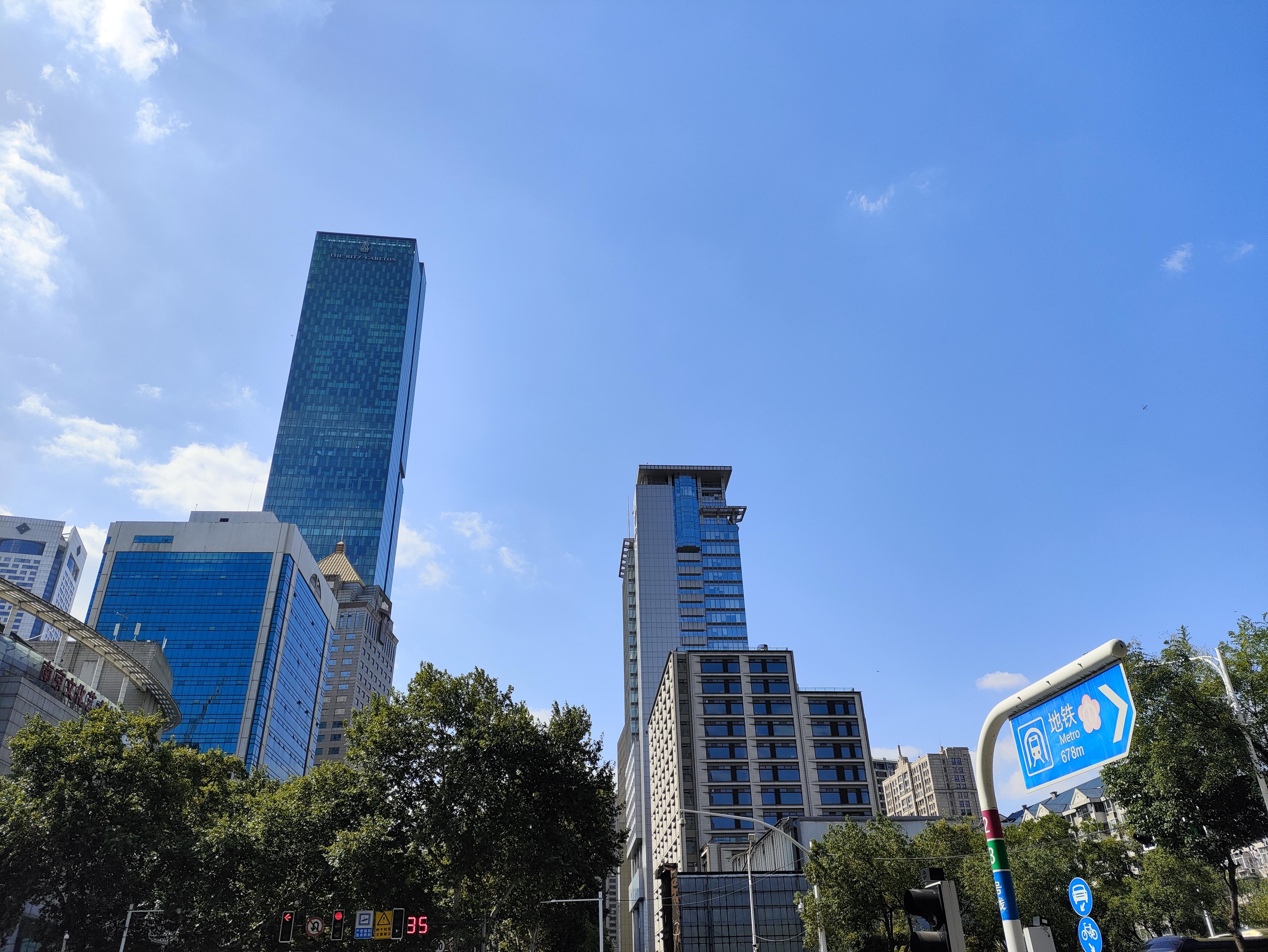 我觉得,在南京,今后新建的那些高品质的商品房会再次具备投资价值