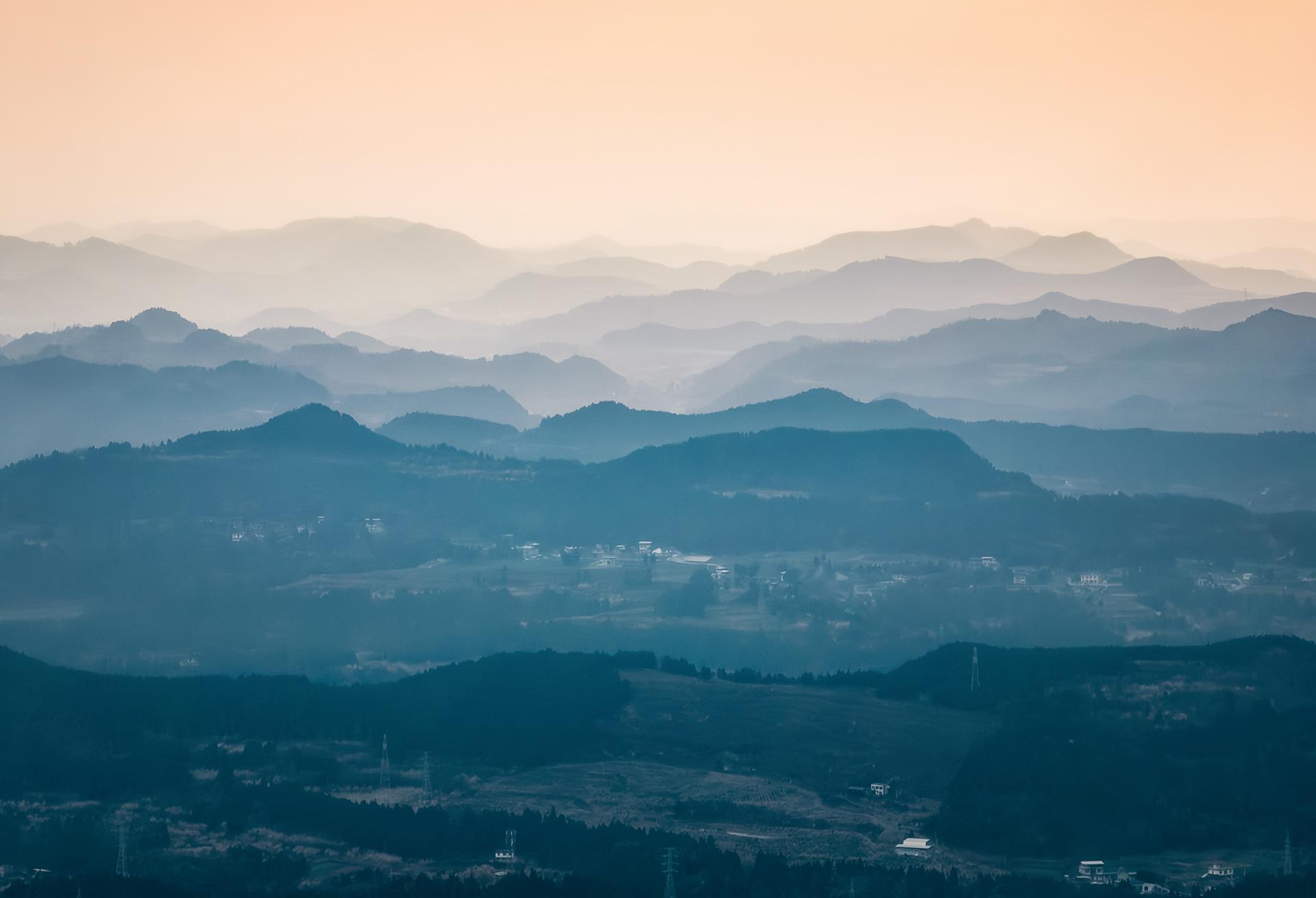 山峦重重图片