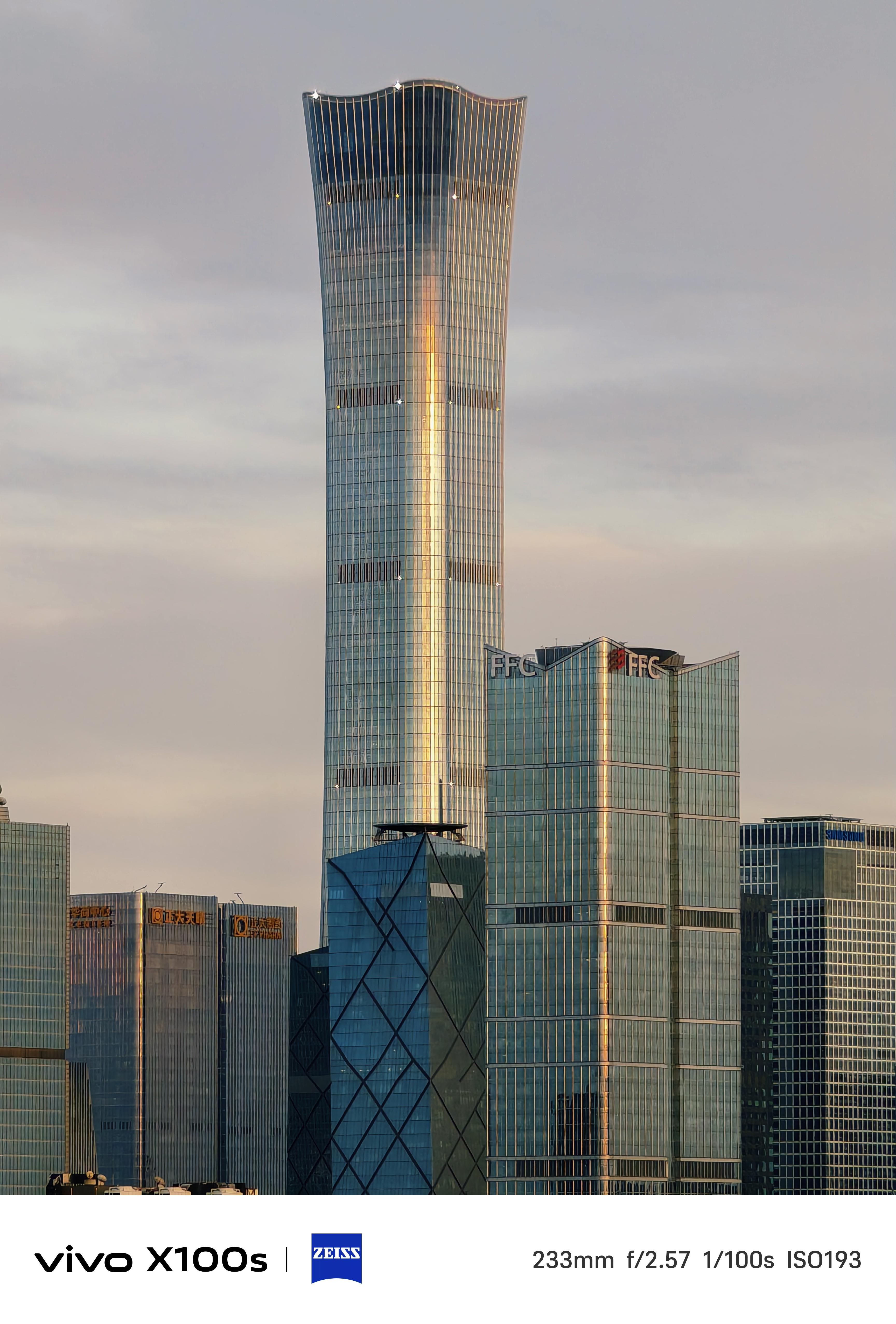 透过工人体育场看到北京cbd只可惜时间有限未等到华灯初上的蓝调时刻