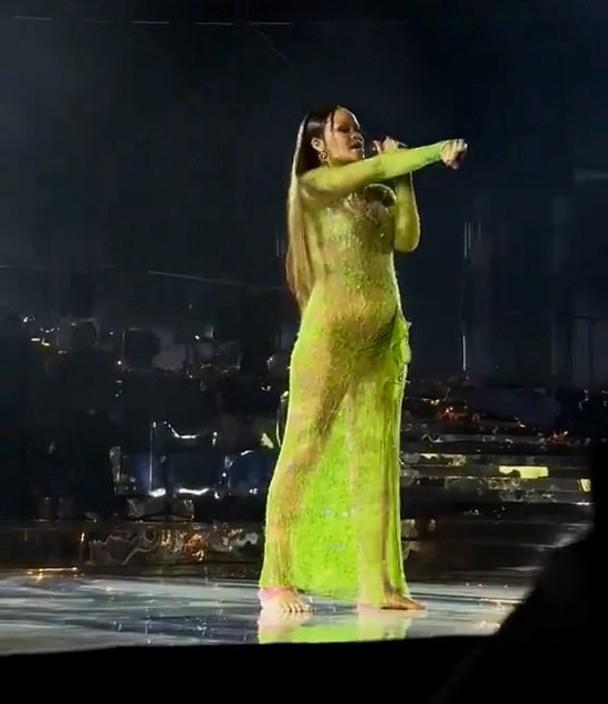 近日蕾哈娜被邀在印度首富儿子婚礼上表演献唱workumbrella等19首歌曲