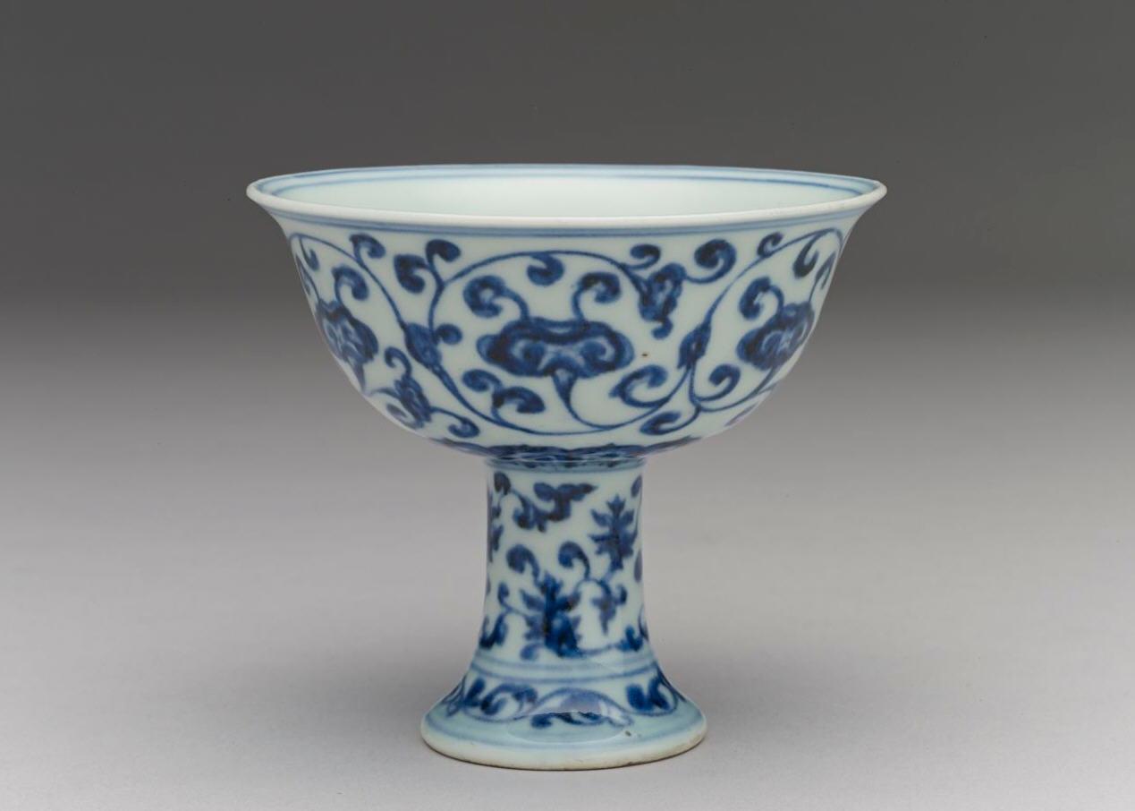 心中即天下 的想法: 明宣德青花缠枝灵芝纹高足杯,高8.