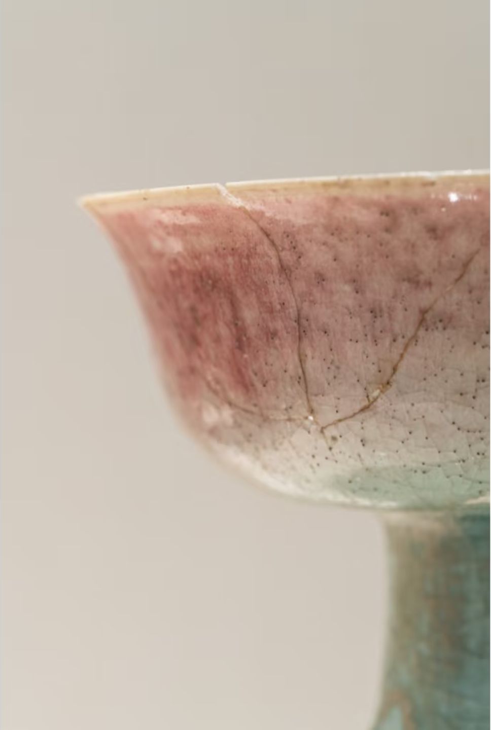 影青釉里红高足瓷杯这个杯子是1987年在朝晖路发现的一座元代瓷器窑藏