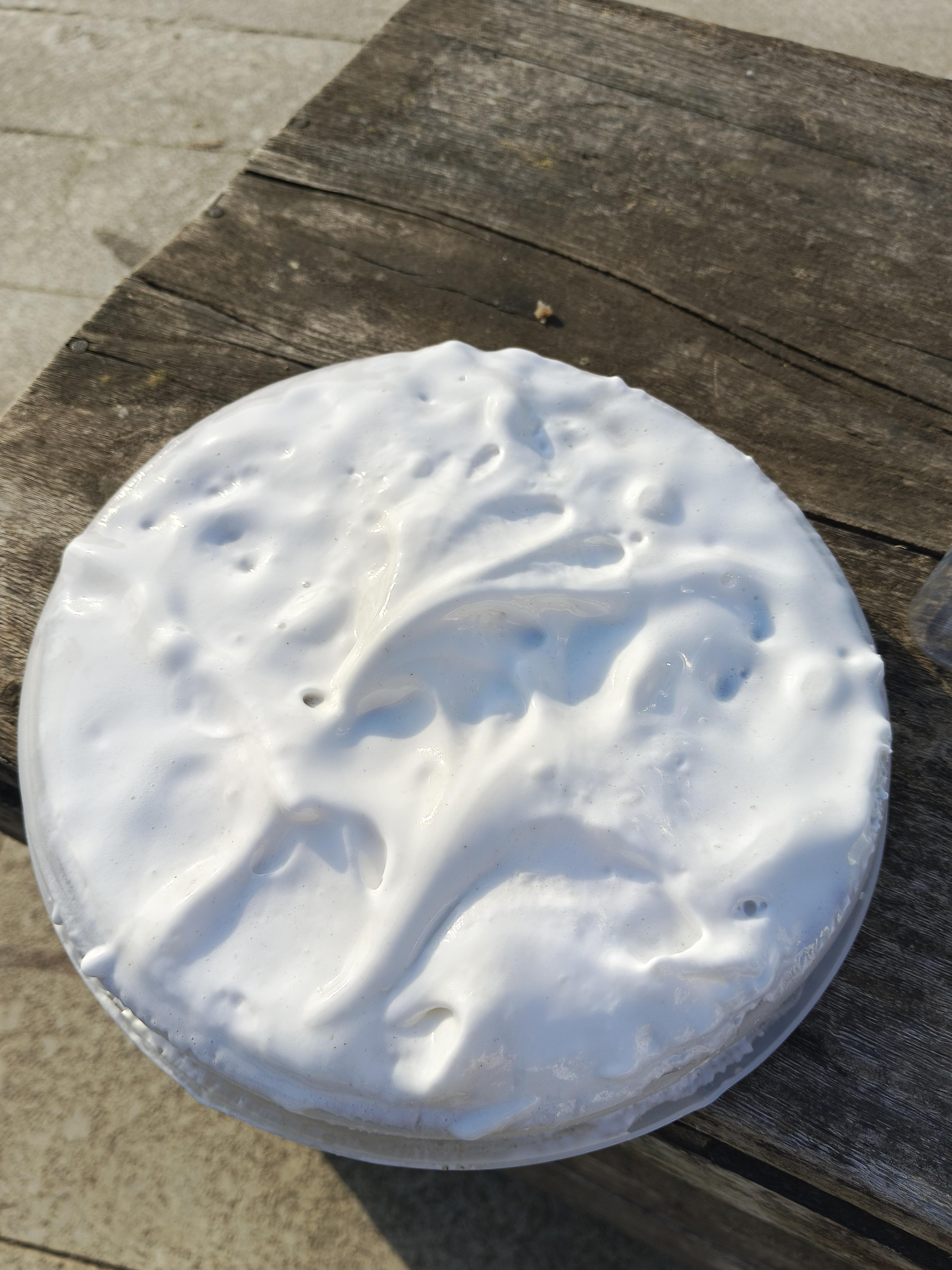 蜂蜜上面有一层白色泡沫是什么情况(蜂蜜上面有一层白色的泡沫)