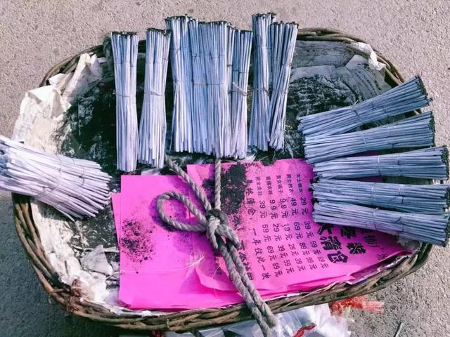 想法: 我小时候,大家都玩图一图二这种滴滴金,现在都需要搜老式滴滴金