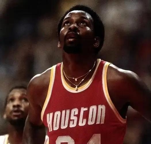 1979年nba常规赛mvp摩西马龙197879赛季是马龙在火箭队的第三个赛季他