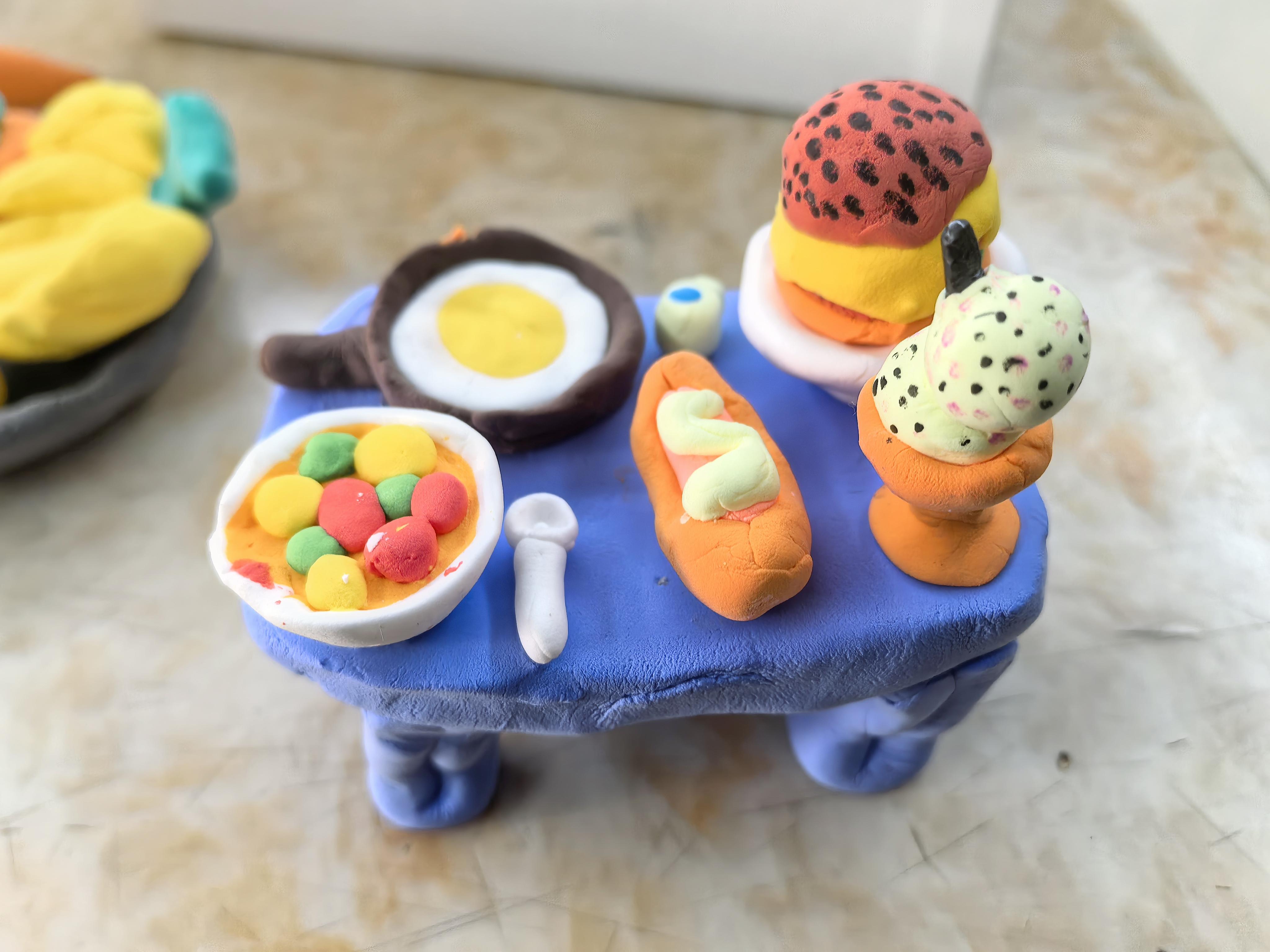 在一个朋友家看到她家小朋友自己捏的橡皮泥作品