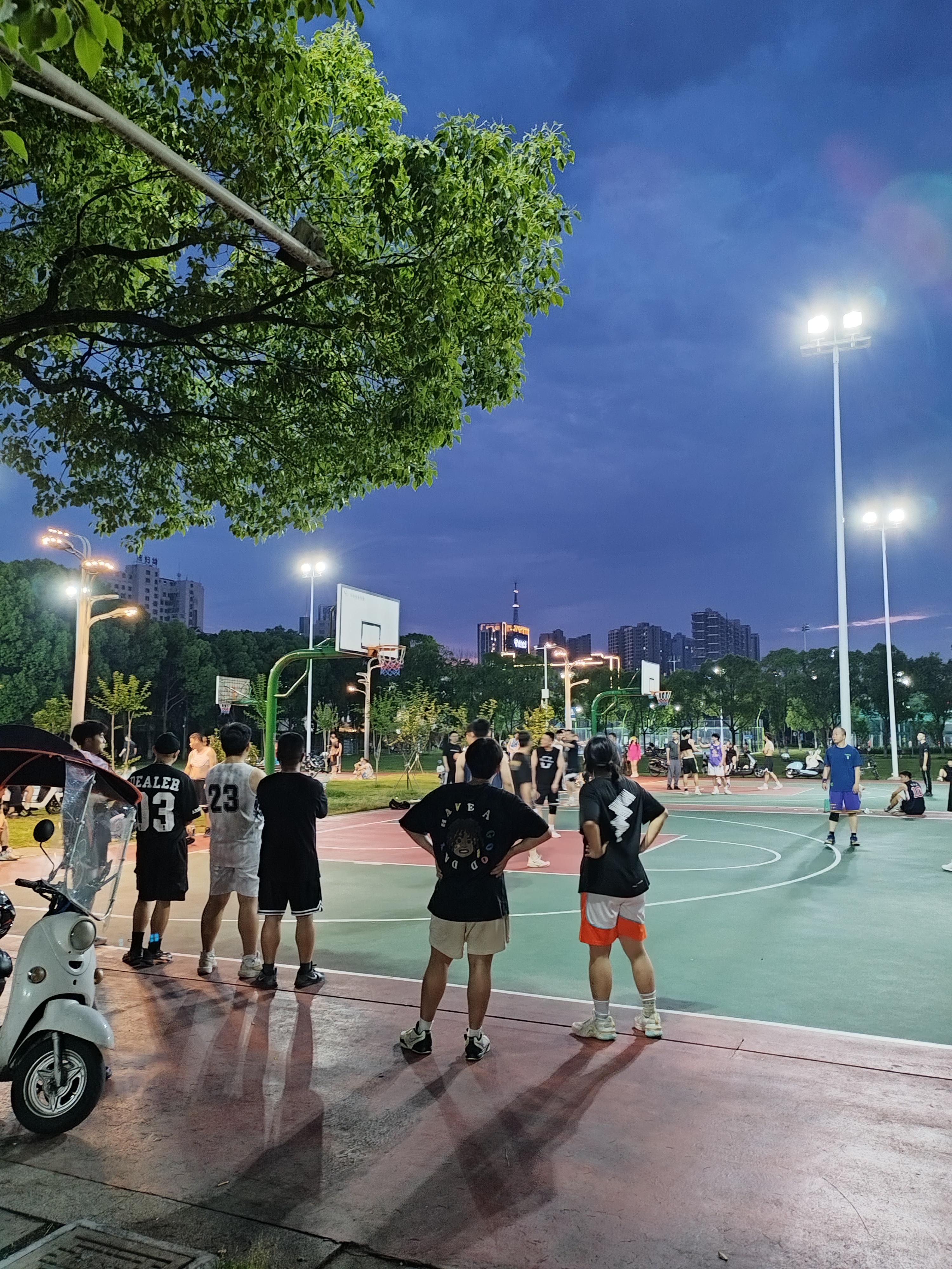 直到偶然路过运动场,才发现篮球场挤满