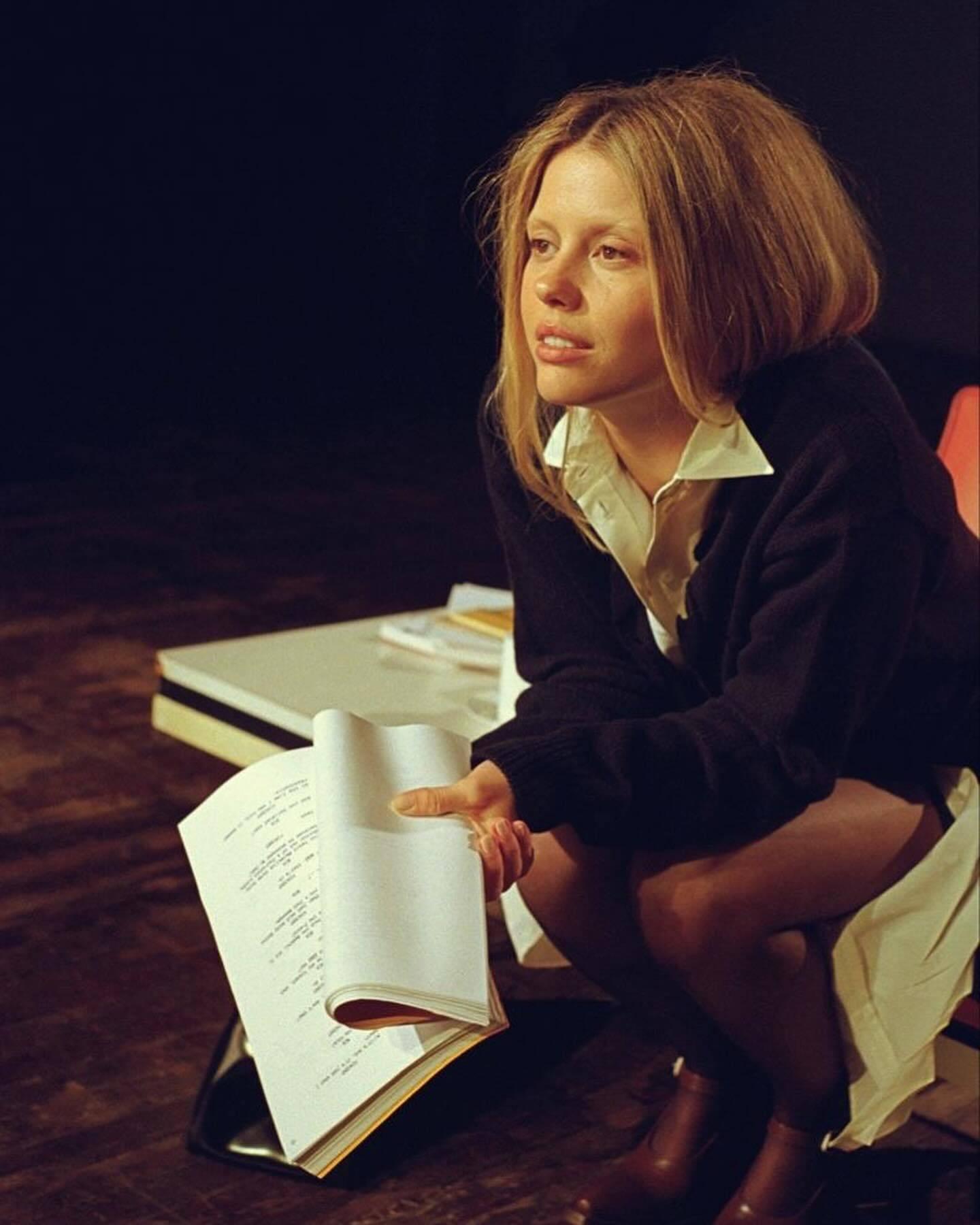 娱乐闪接触 的想法: mia goth in prada | 昨天朋友就cos她去miumiu