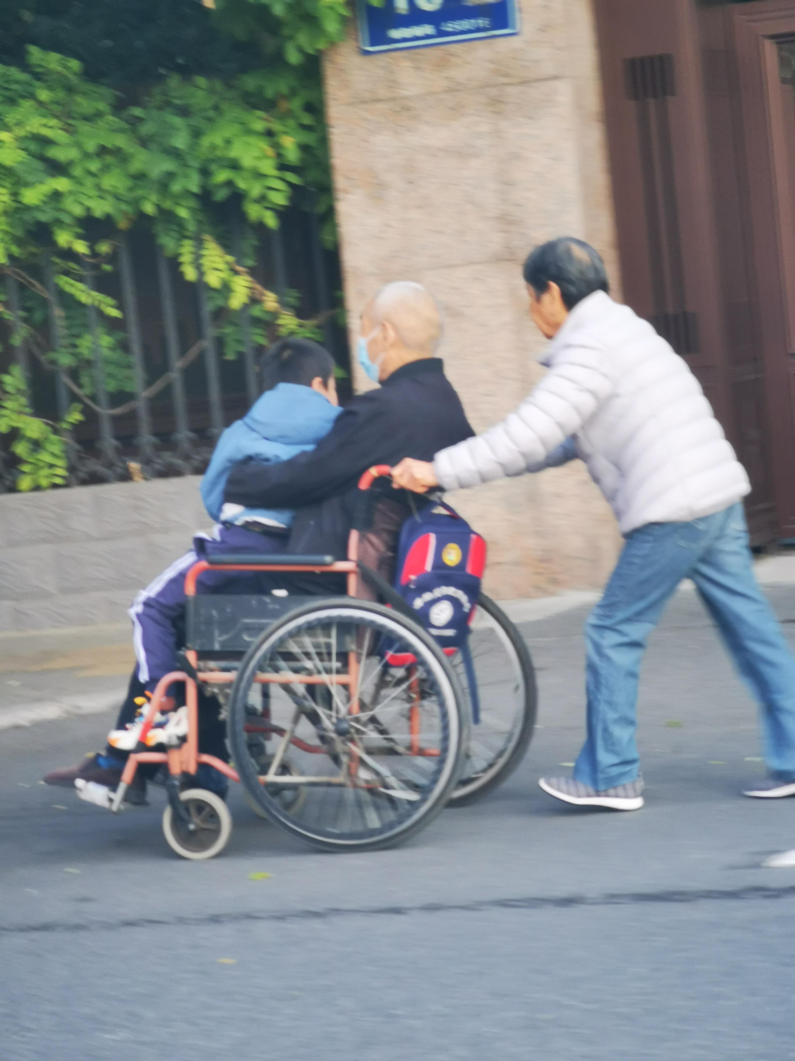 早上匆匆忙忙的上班族赶路途中,形形色色的车水马龙中,紧紧张张的