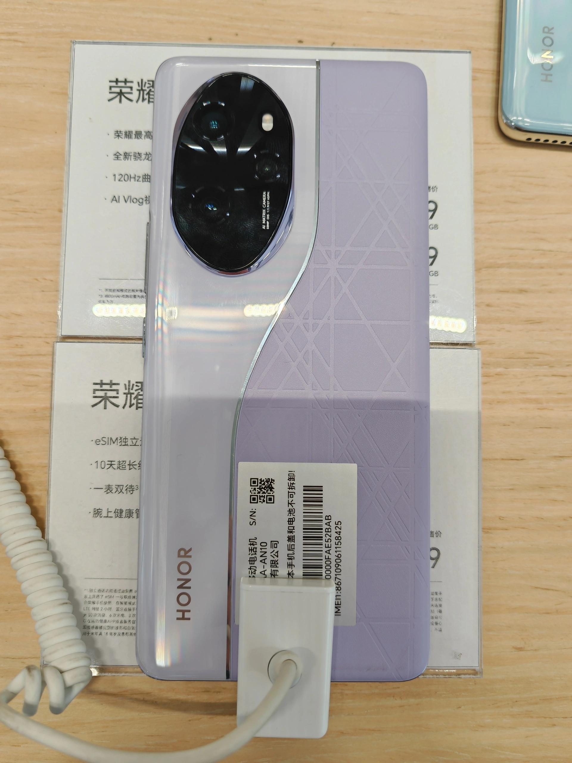 会笑的疯子 的想法: 荣耀x100 pro真机外观还是不错的,尤其是紫色,看