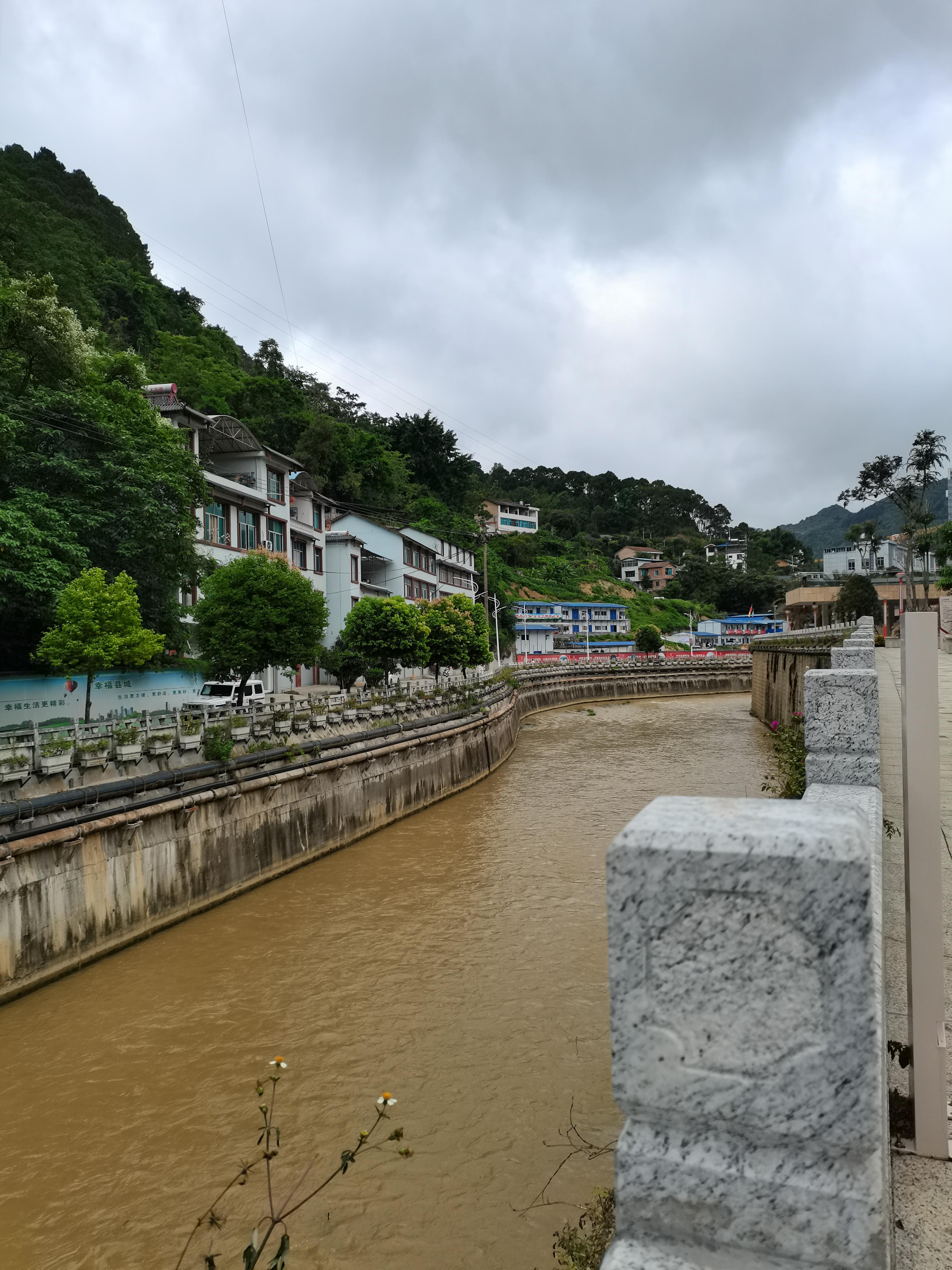 梦飘零粉色浪漫 的想法 好不容易回一趟麻栗坡感觉家乡变化挺大的