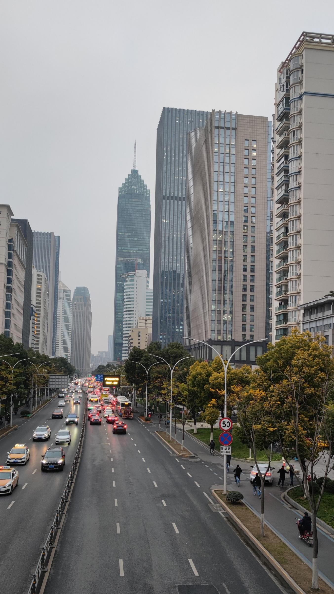 纳言敏行 的想法: 城市生活观察 | 图一武汉武昌区高楼前的老棚户与之