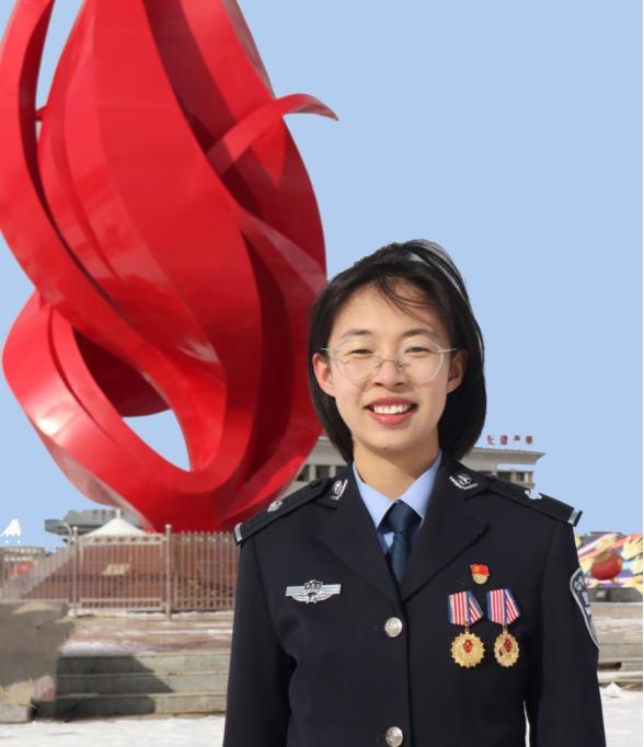 警晓生 的想法: 96年女民警任派出所教导员!