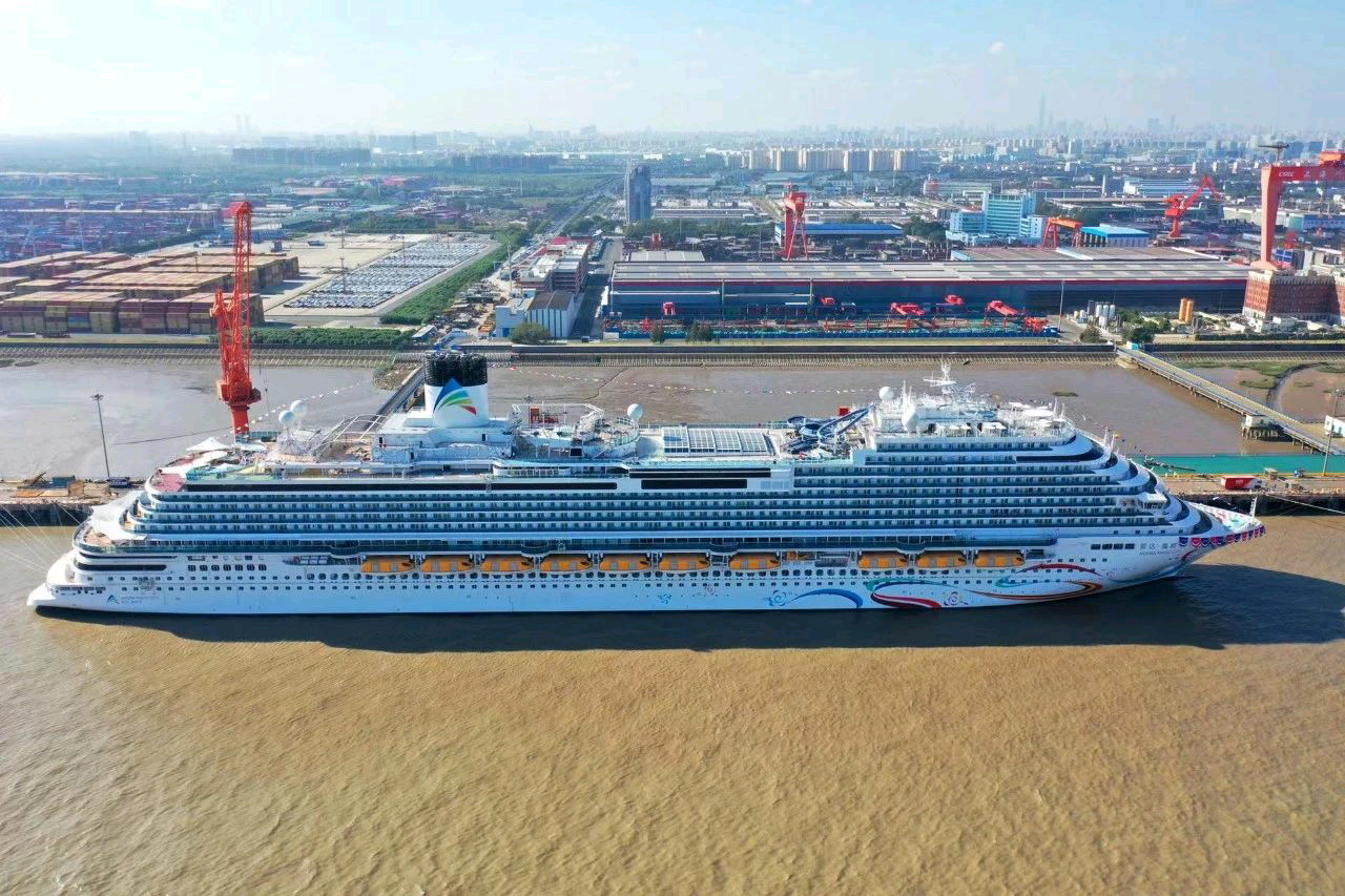 科工世界 的想法: 国产首艘大型邮轮交付 | 国产首艘大型邮轮——"