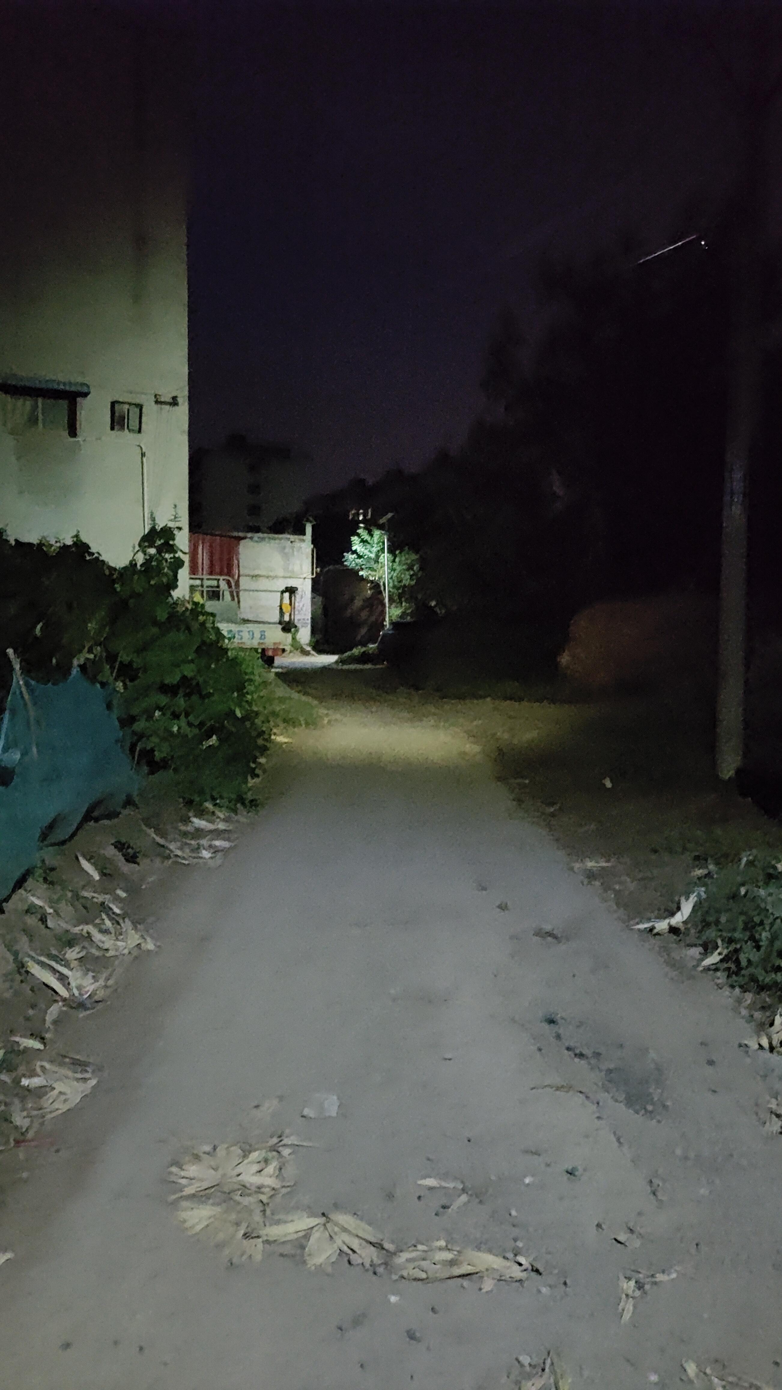 夜里走在老家的街道上,离开了灯火通明的城市,走在寂静昏暗的乡村