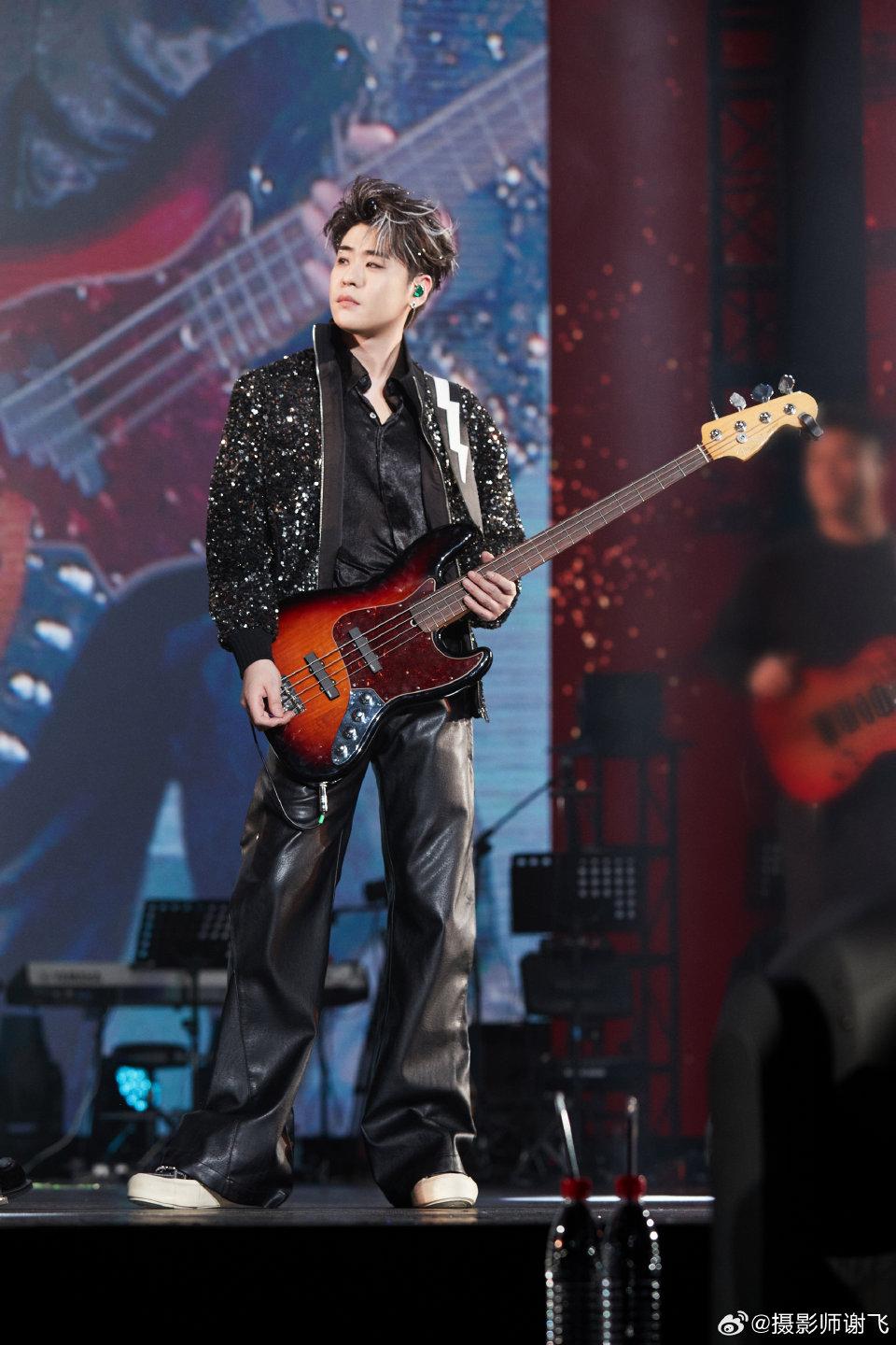 开心果 的想法: 张云雷上海演唱会 | 一个优秀的贝斯手只需要独美!