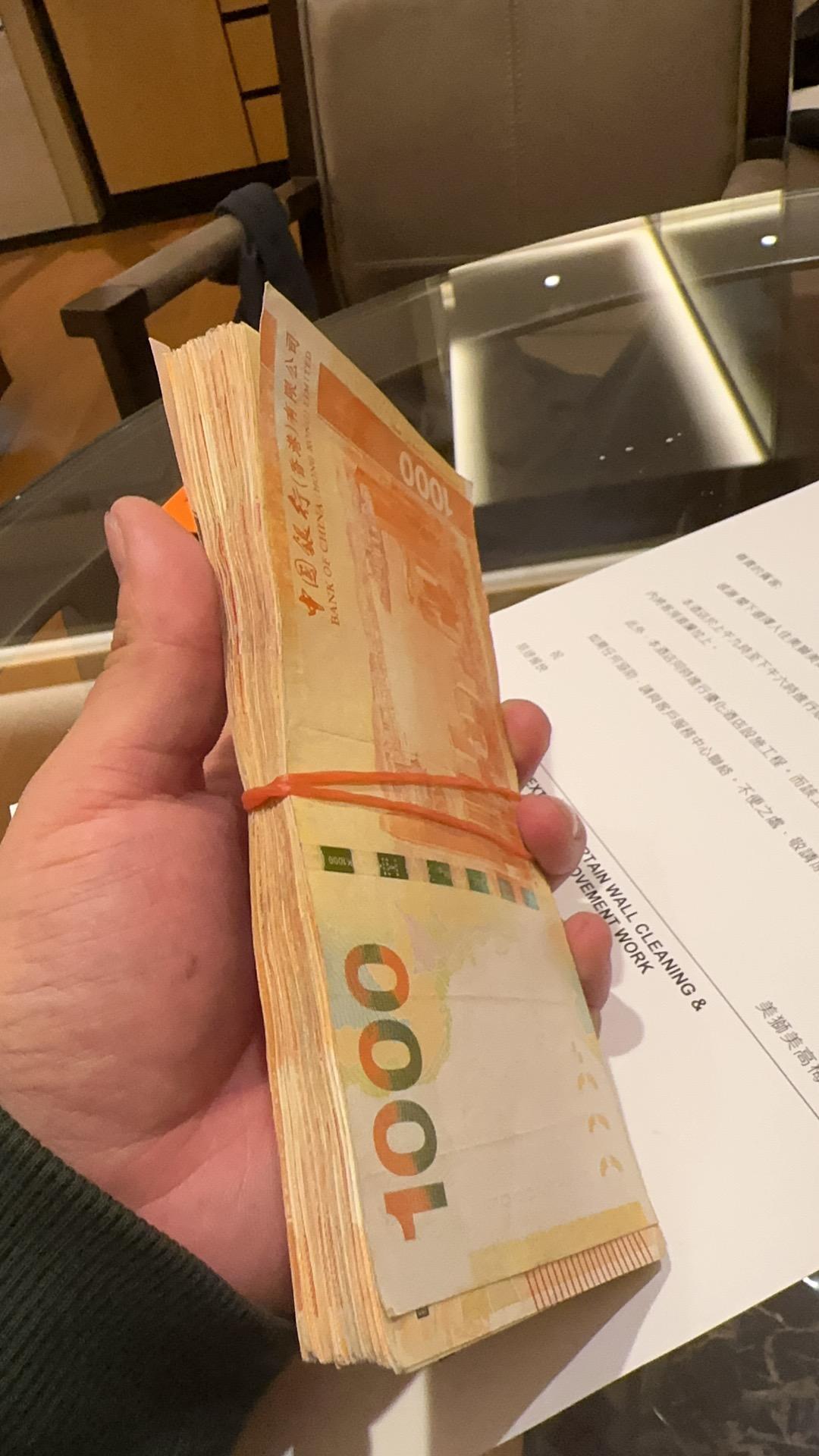 12号晚上进关的,带了五万港币,到了以后十五分钟黑到一万,然后遇到