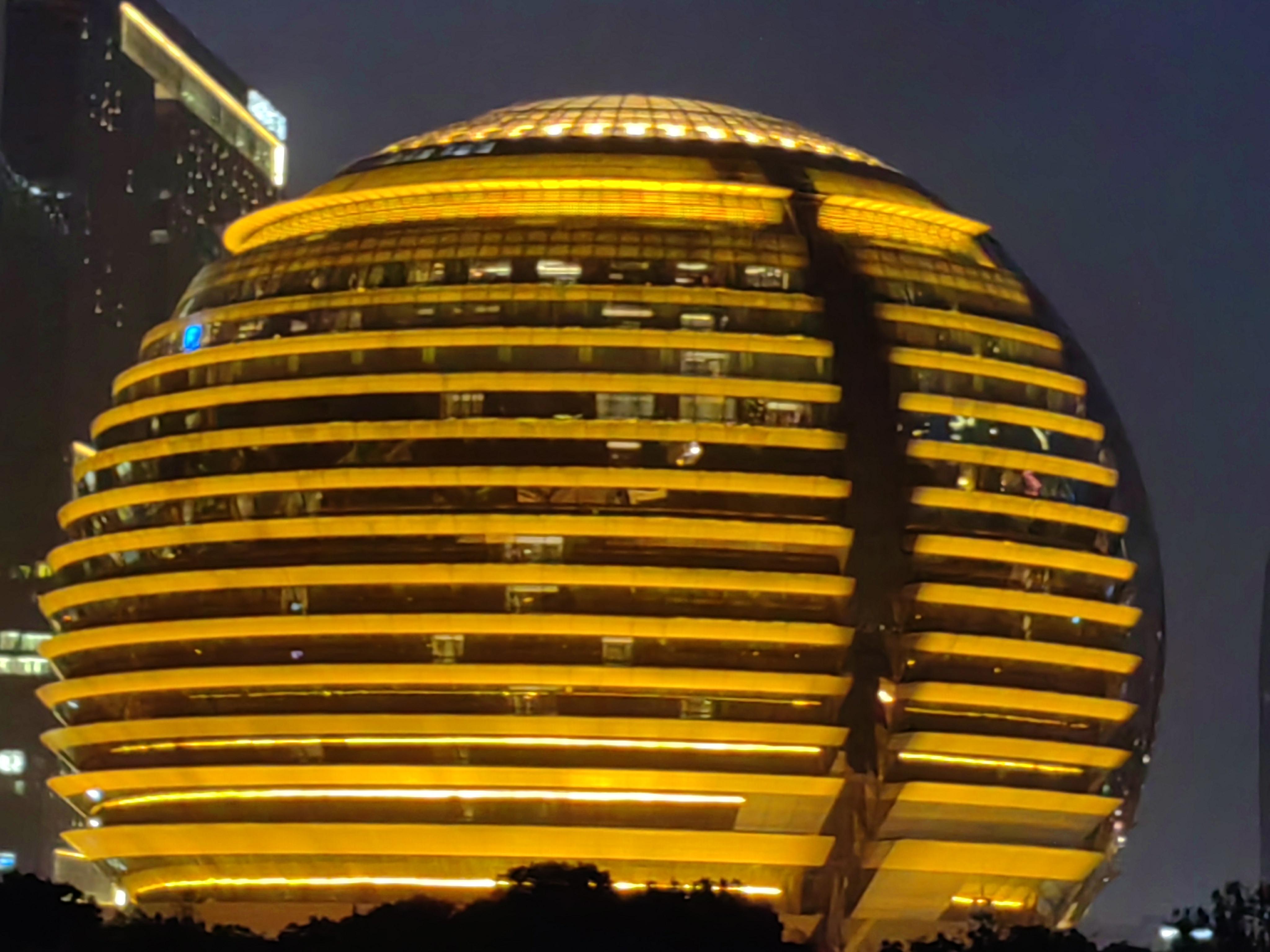 在次分享一下这种圆顶半球形建筑,在灯光下散发出来的美丽光彩