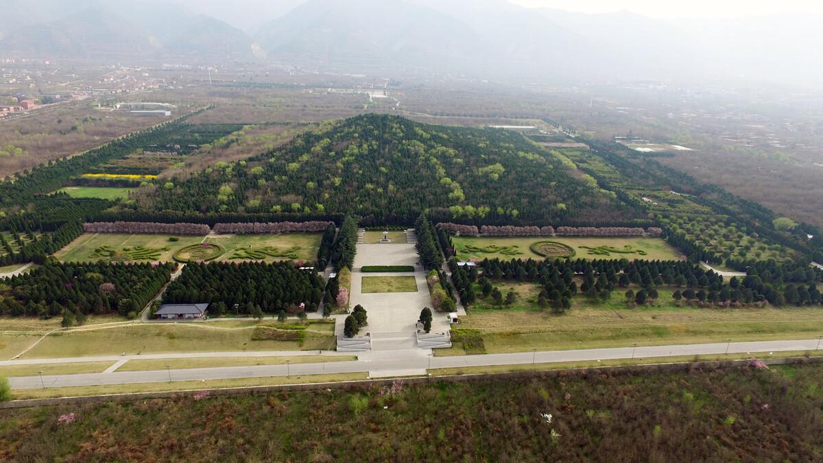 青草 的想法: 秦始皇陵地宫里灌注了约100吨水银.