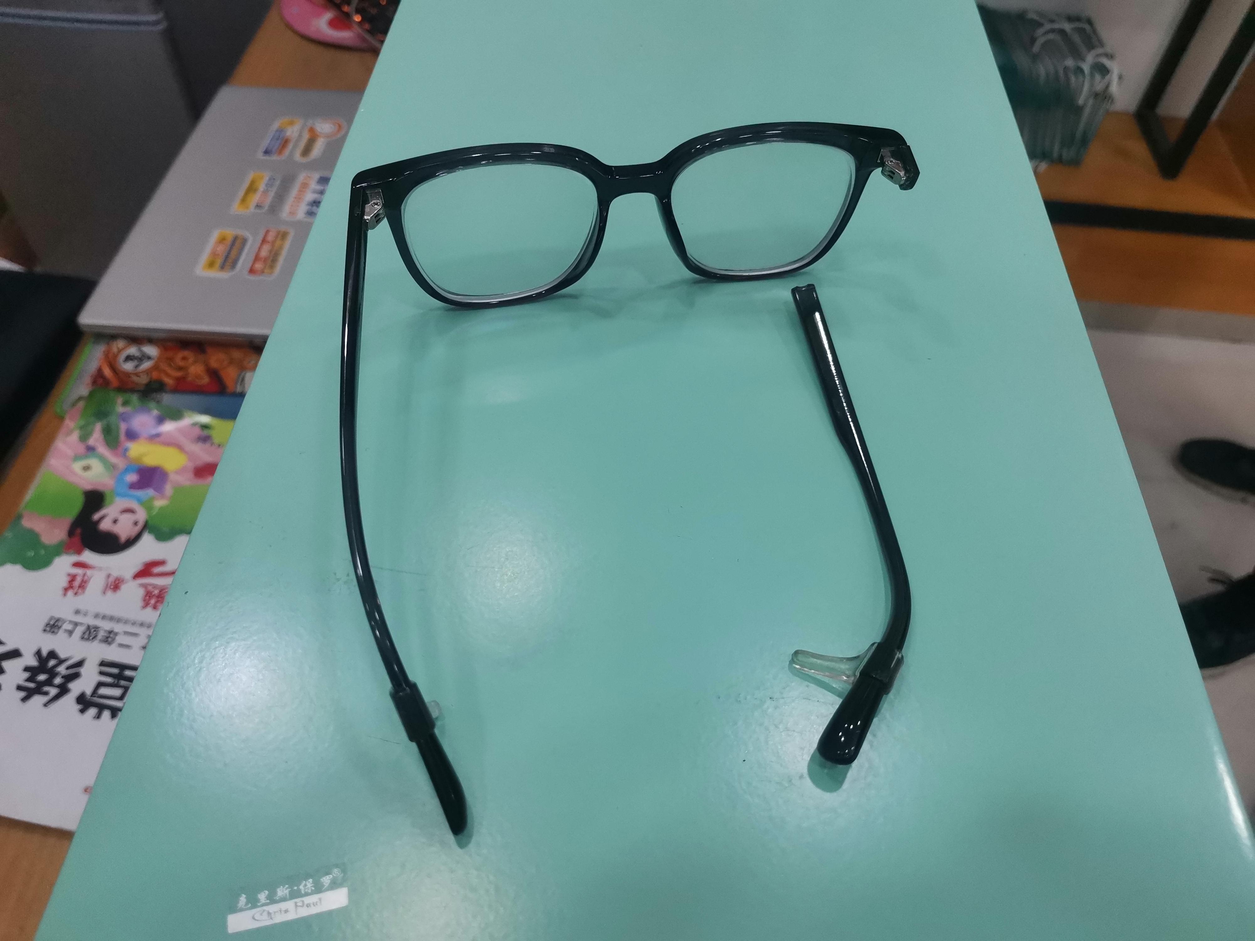 直接上图,图一图二是两副镜腿断掉的眼镜,这种断掉的直接就是修不