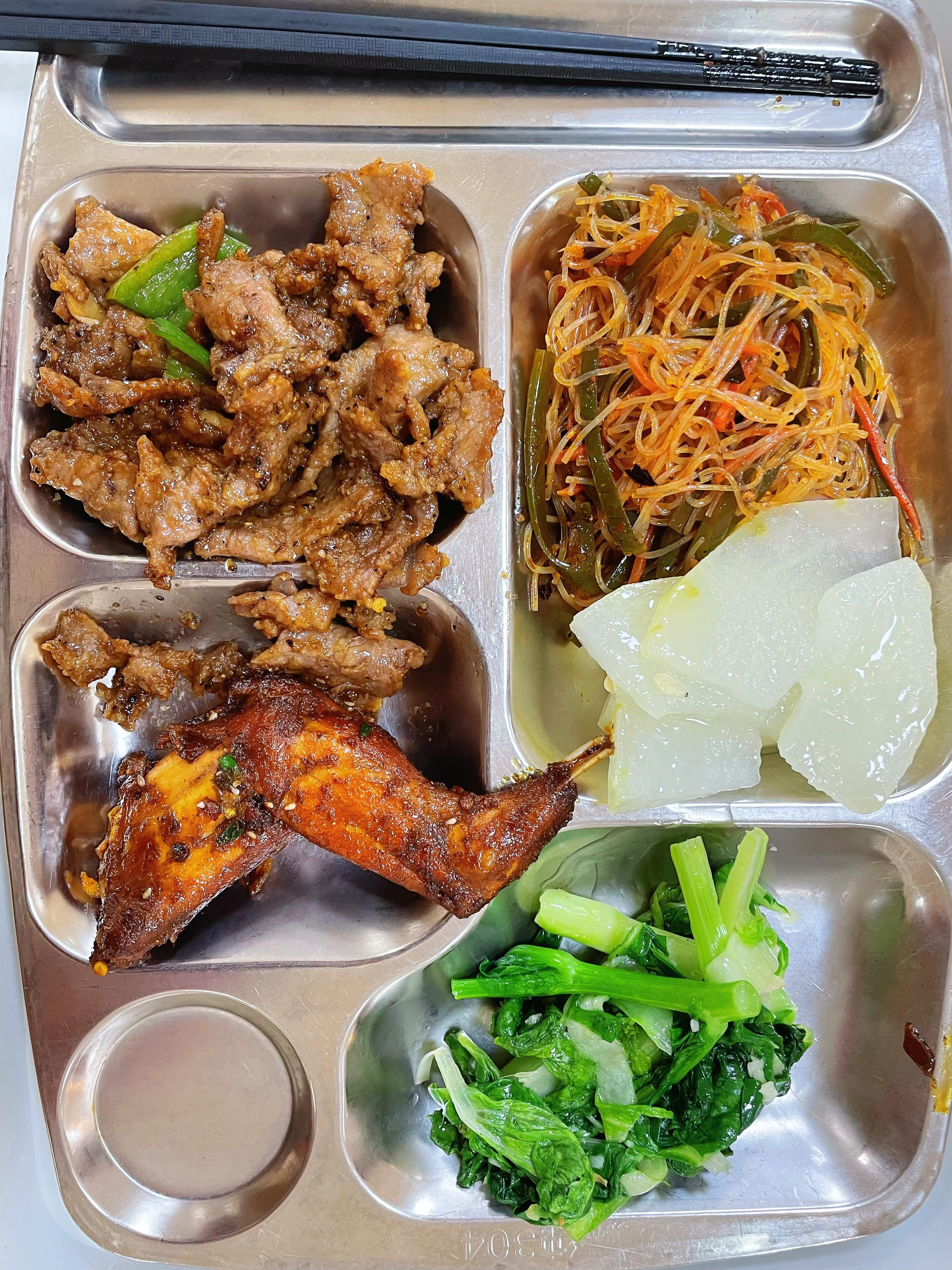 火锅里的美人鱼 的想法: 今天食堂的饭菜真好吃