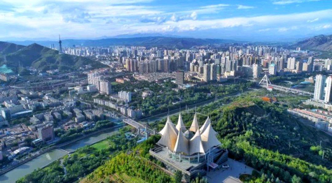 西宁市有着得天独厚的自然资源,市区海拔2261米,年平均降水量380毫米