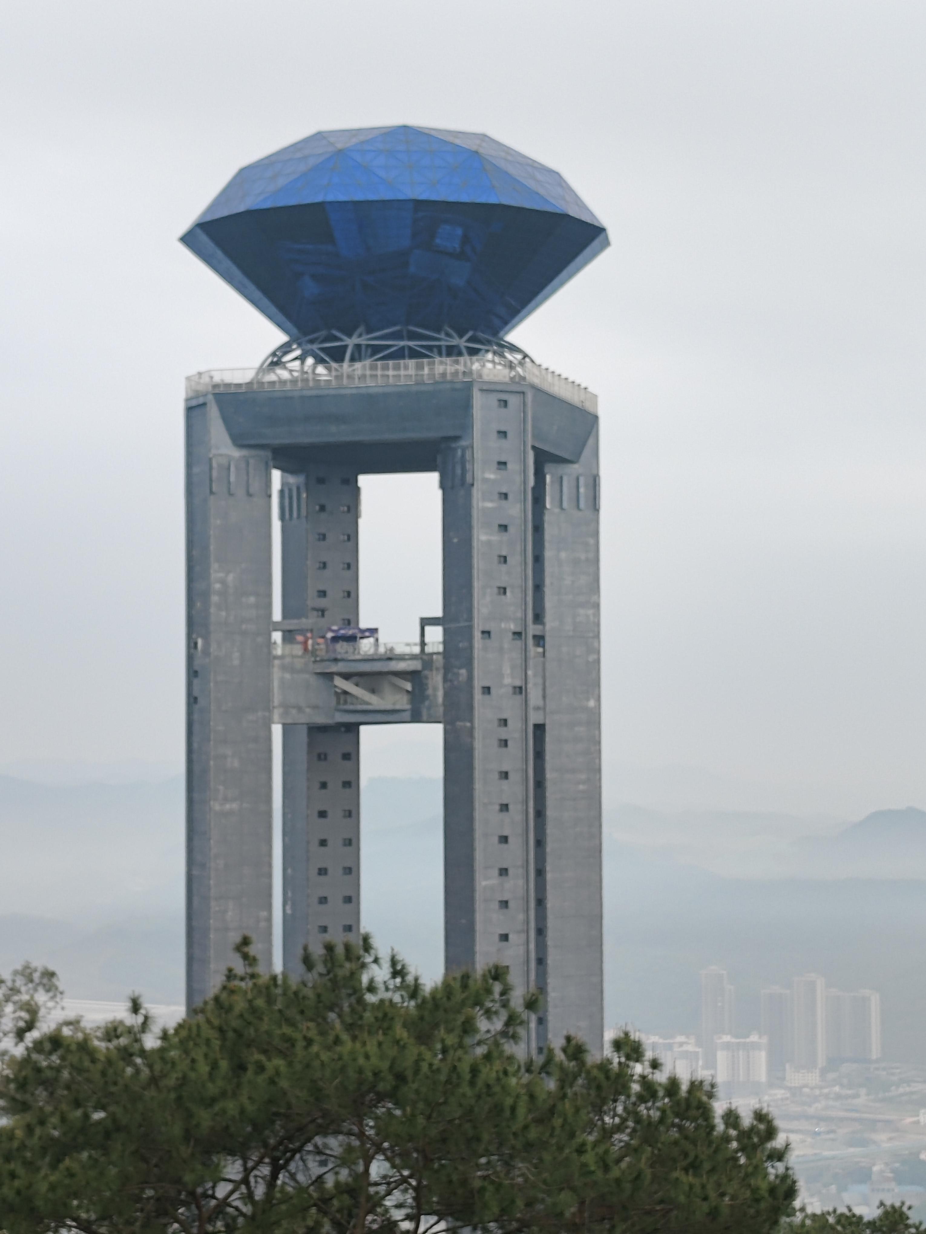 人造宝石之乡梧州(梧州人工宝石之都雕塑)