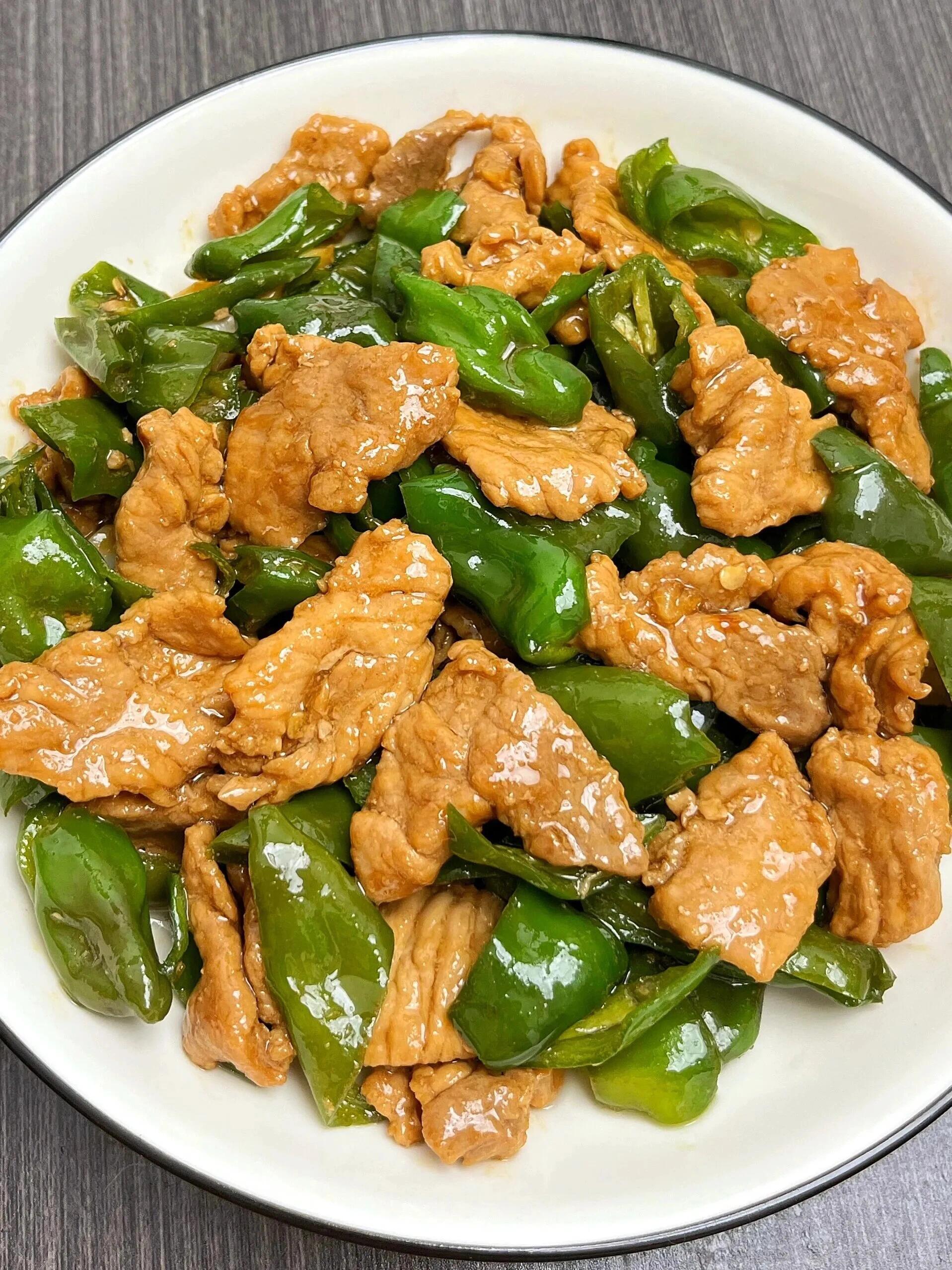 黑桃情感咨询 的想法: 家常版青椒炒肉片,开胃解腻又下饭~