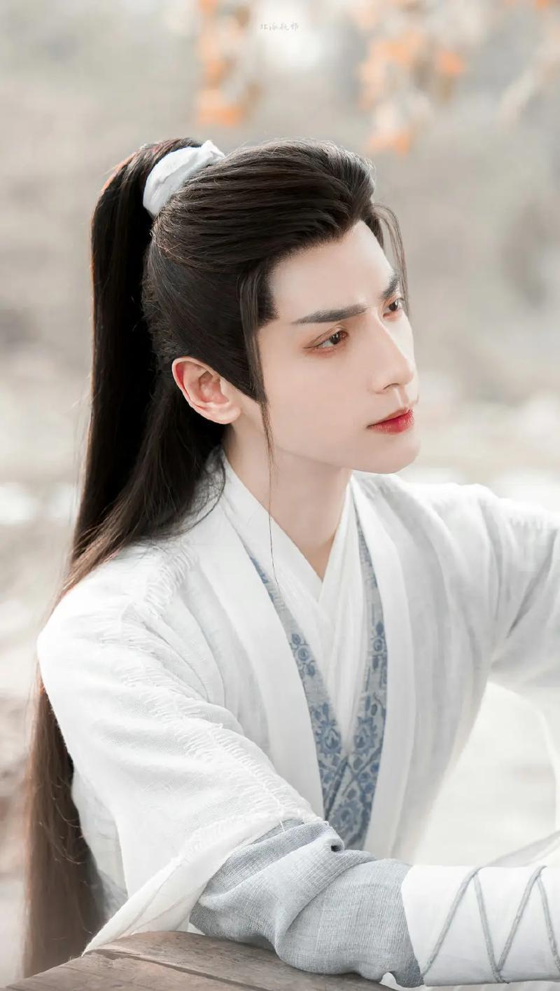 我觉得罗云熙演小鱼仙倌的时候超级帅之后因为生病了的缘故演澹台烬的