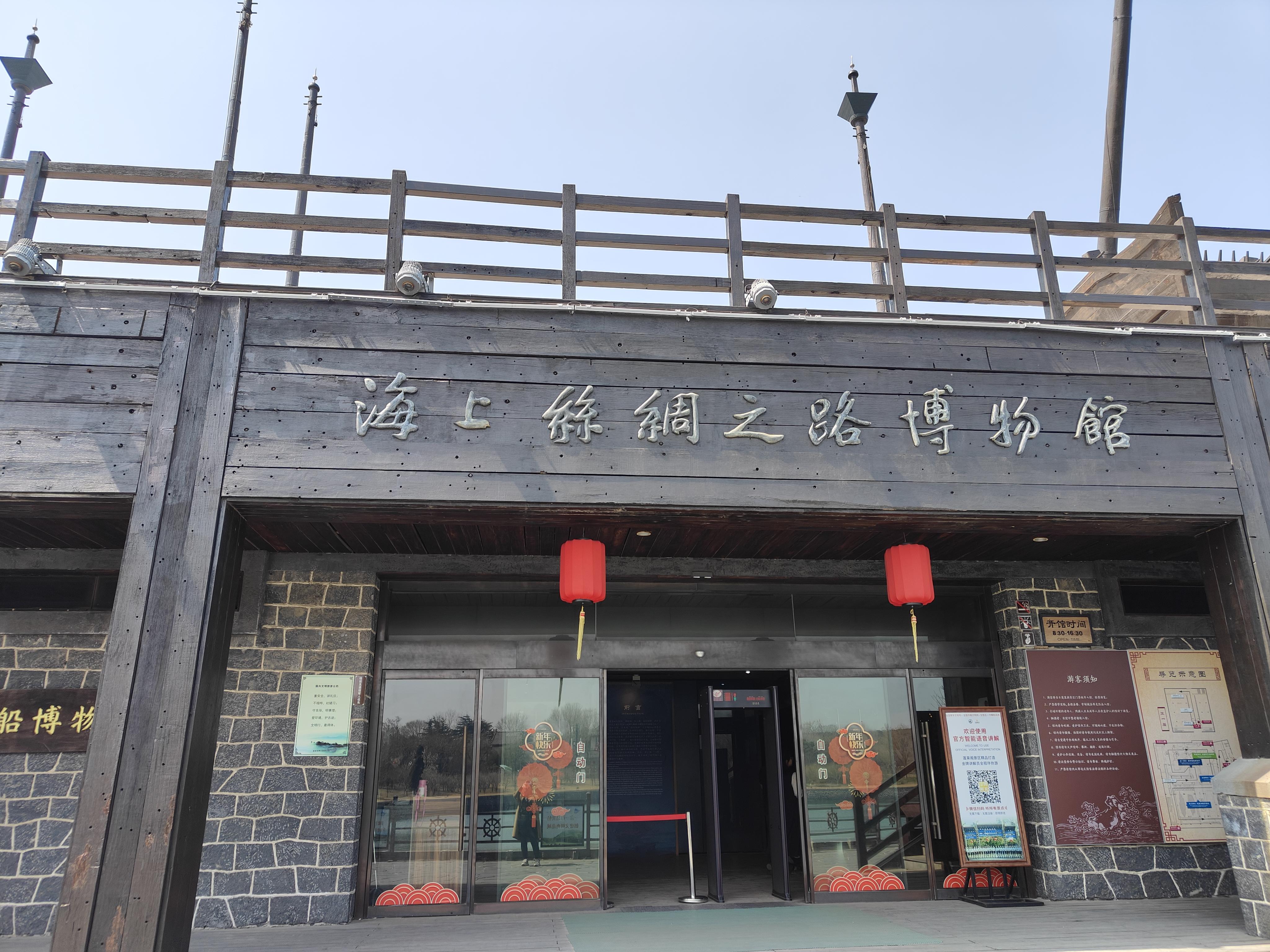 古船博物馆陈列了从海底挖出的古船,腐烂木头的气味