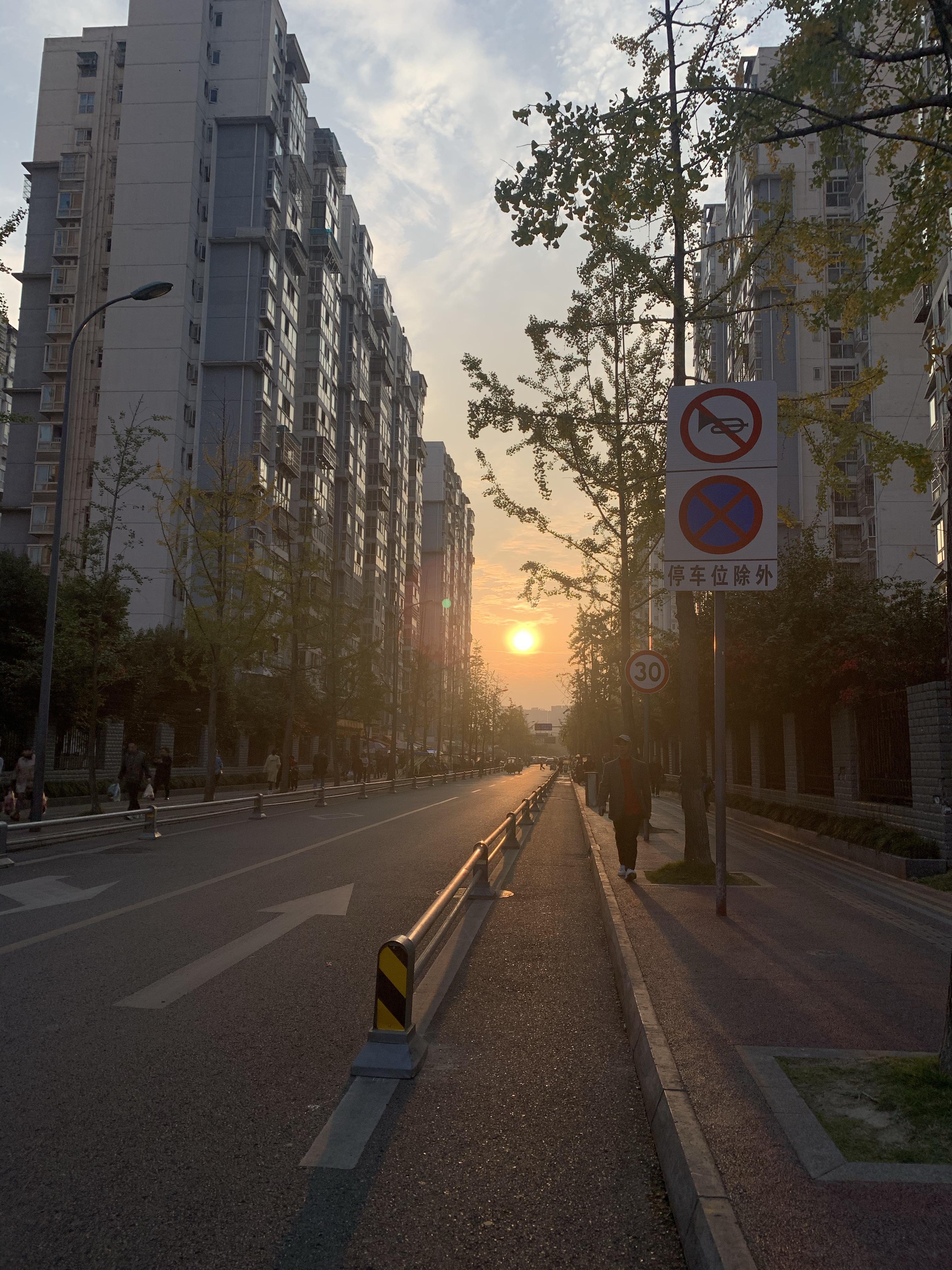 和孩儿的修行 的想法: 夕阳下的街景 | 不同角度的拍摄, br>呈现出不