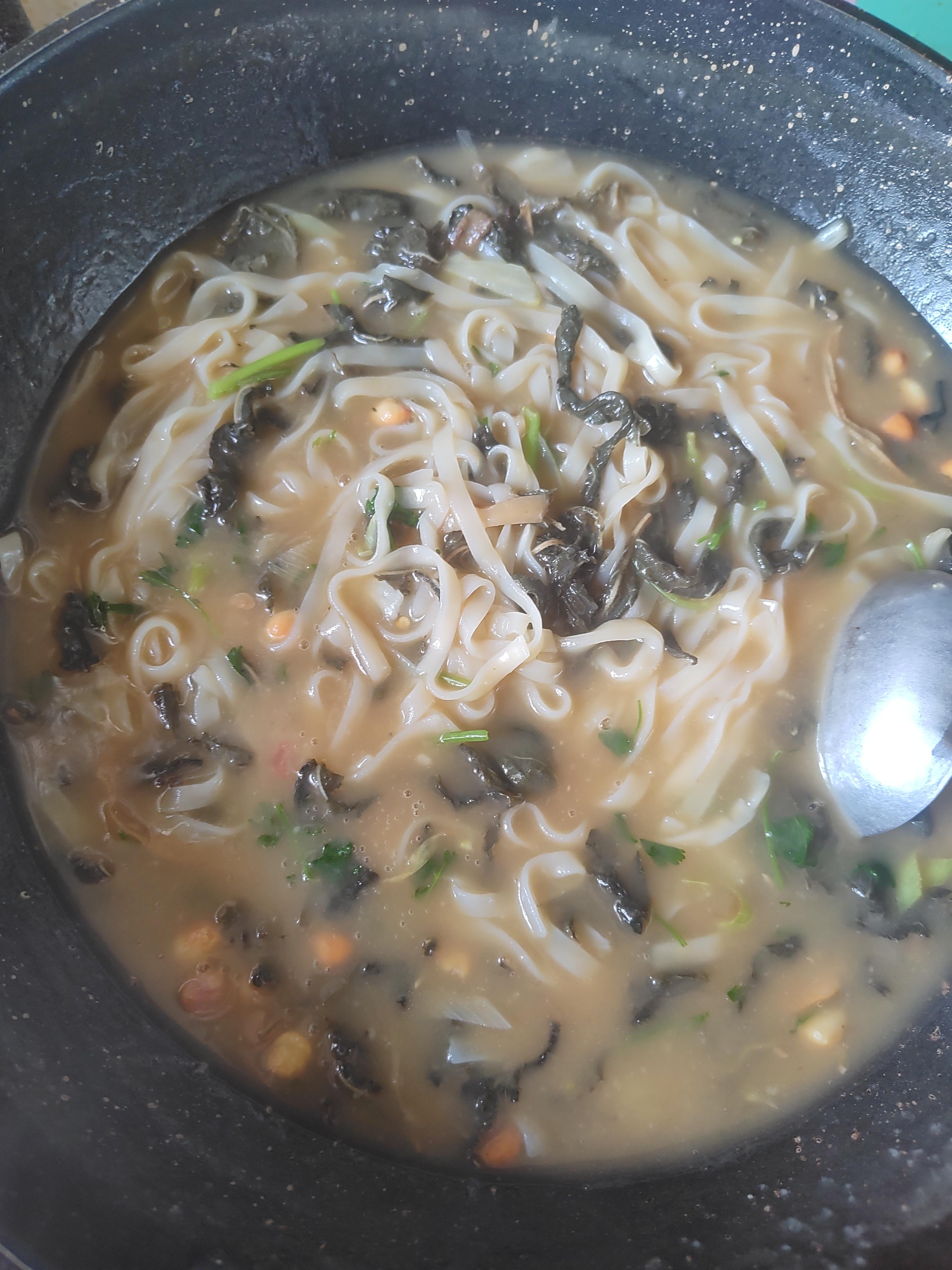 芝麻叶糊汤面上大学时大门口卖糊涂面的阿姨总是排队最多的人总是两天