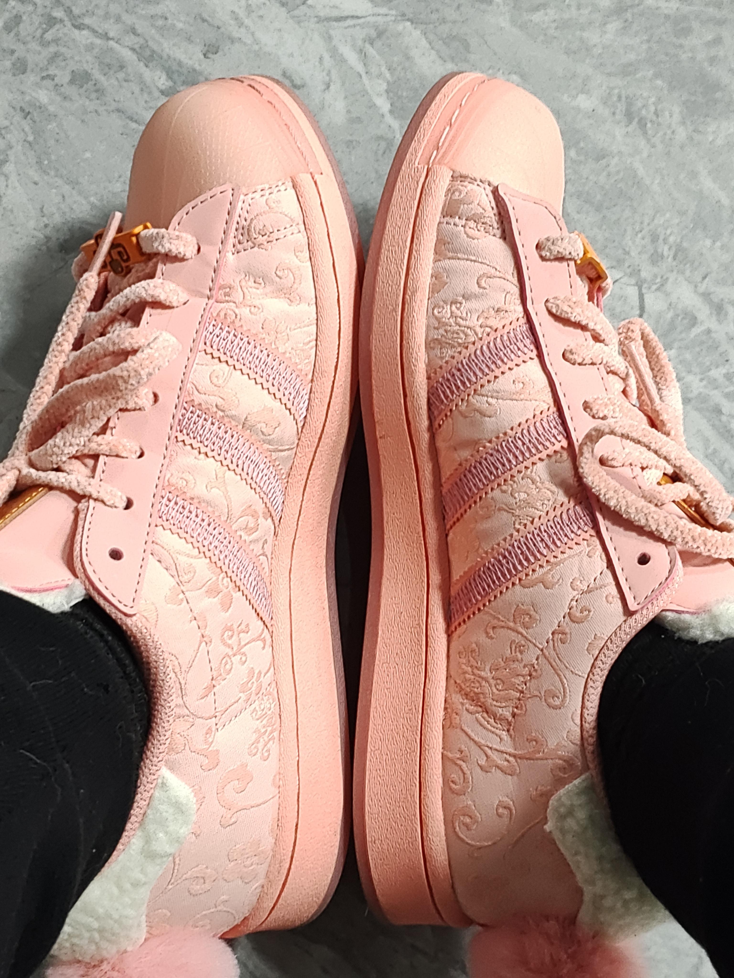 情长纸短 的想法: 新鞋开箱|阿迪达斯粉色贝壳头 |  a data-pin-topic