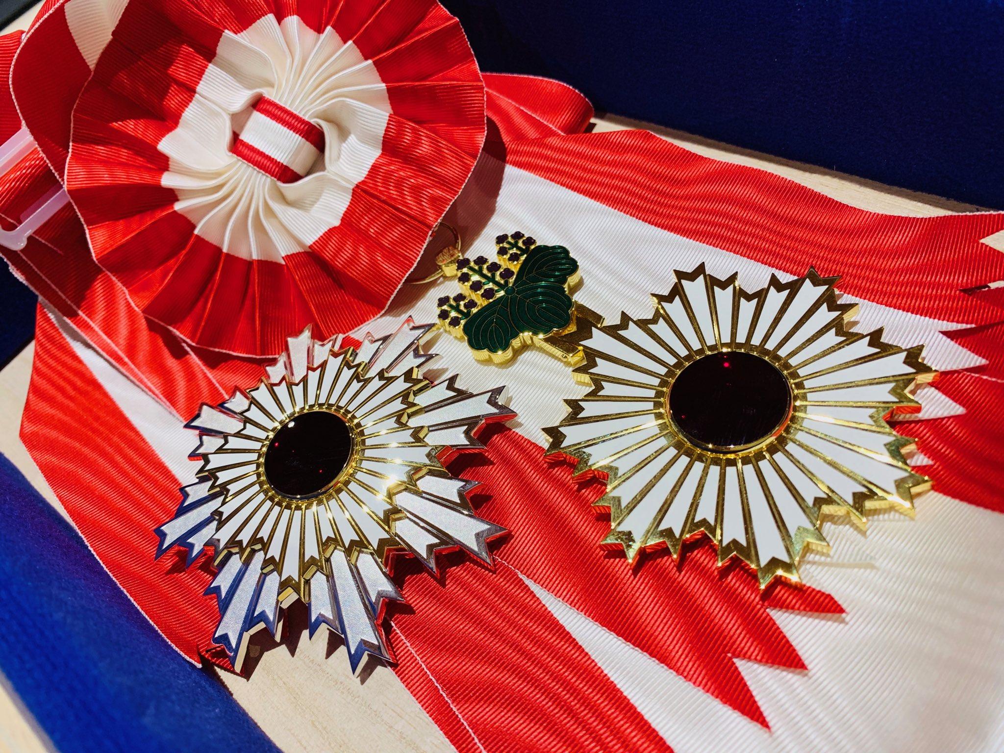 张艾菲 的想法: 日本人给比尔盖茨表彰, br>旭日大绶章,林芳正给发的