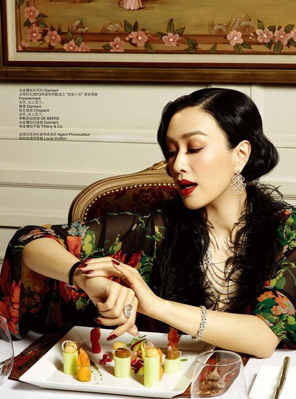  br> br>钟丽缇额头很漂亮,如果没有"头发帘",会显得她更加妩媚动