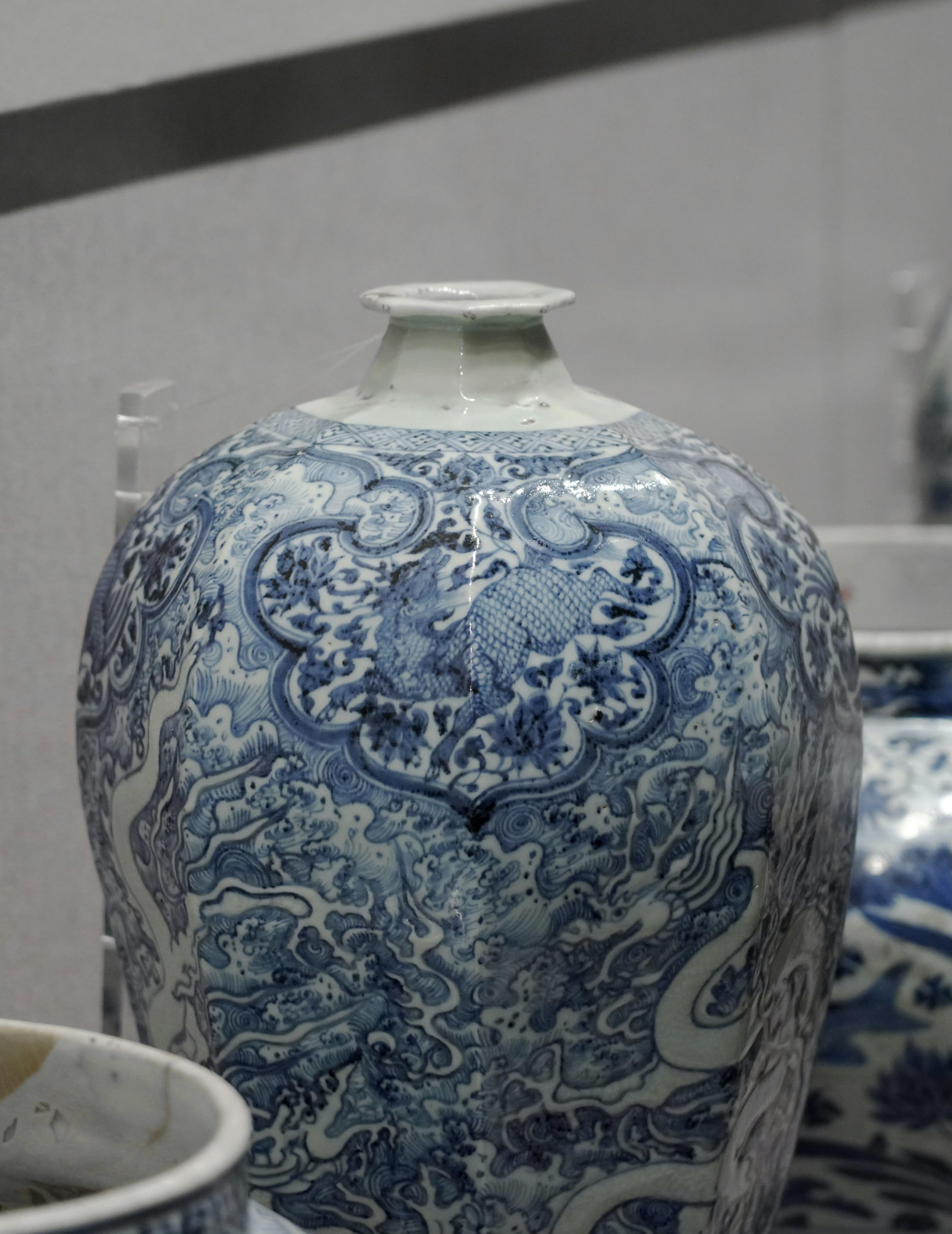 尽东其亩 的想法: 龙纹八方梅瓶 | 故宫博物院 br>元青花青花海水龙纹