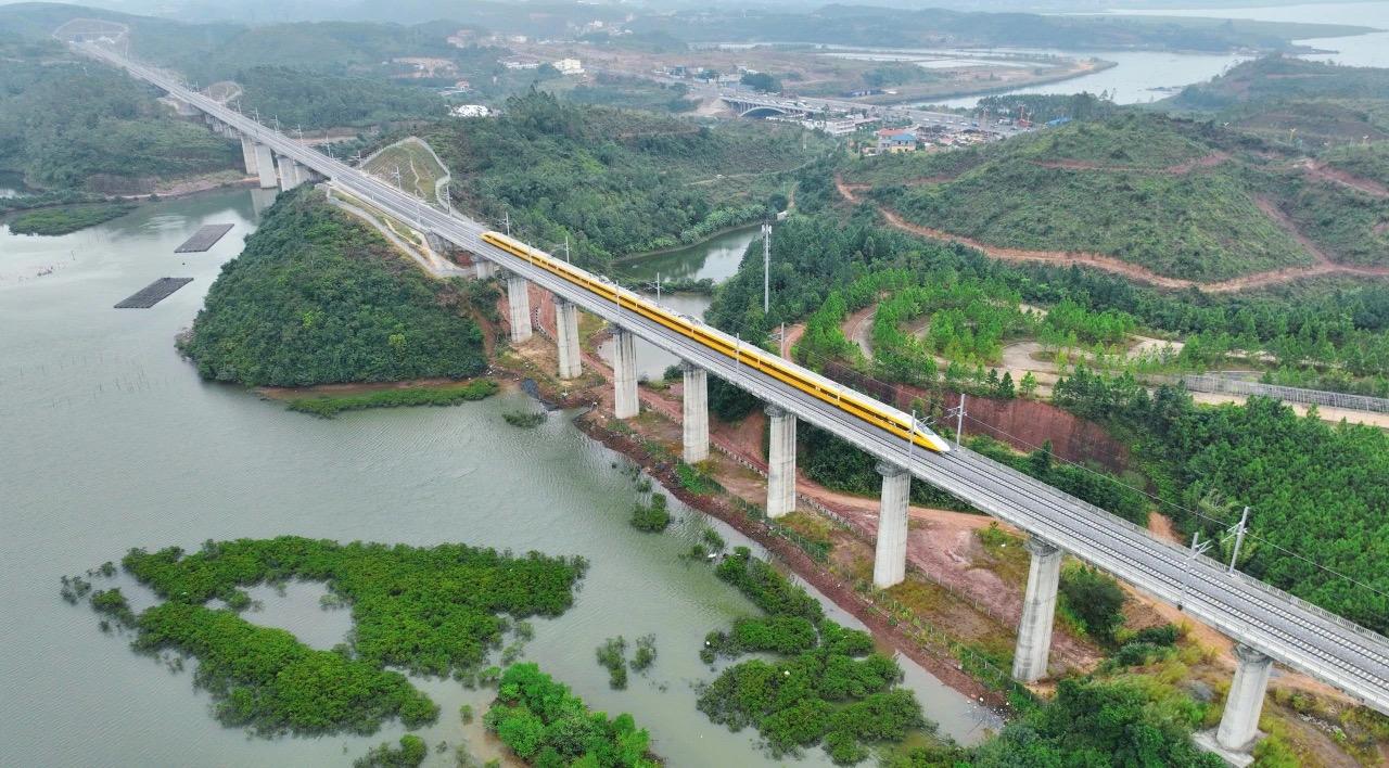 罗罗交通 的想法: 11月15日9时40分,防东铁路:一趟高速综合检测列车从