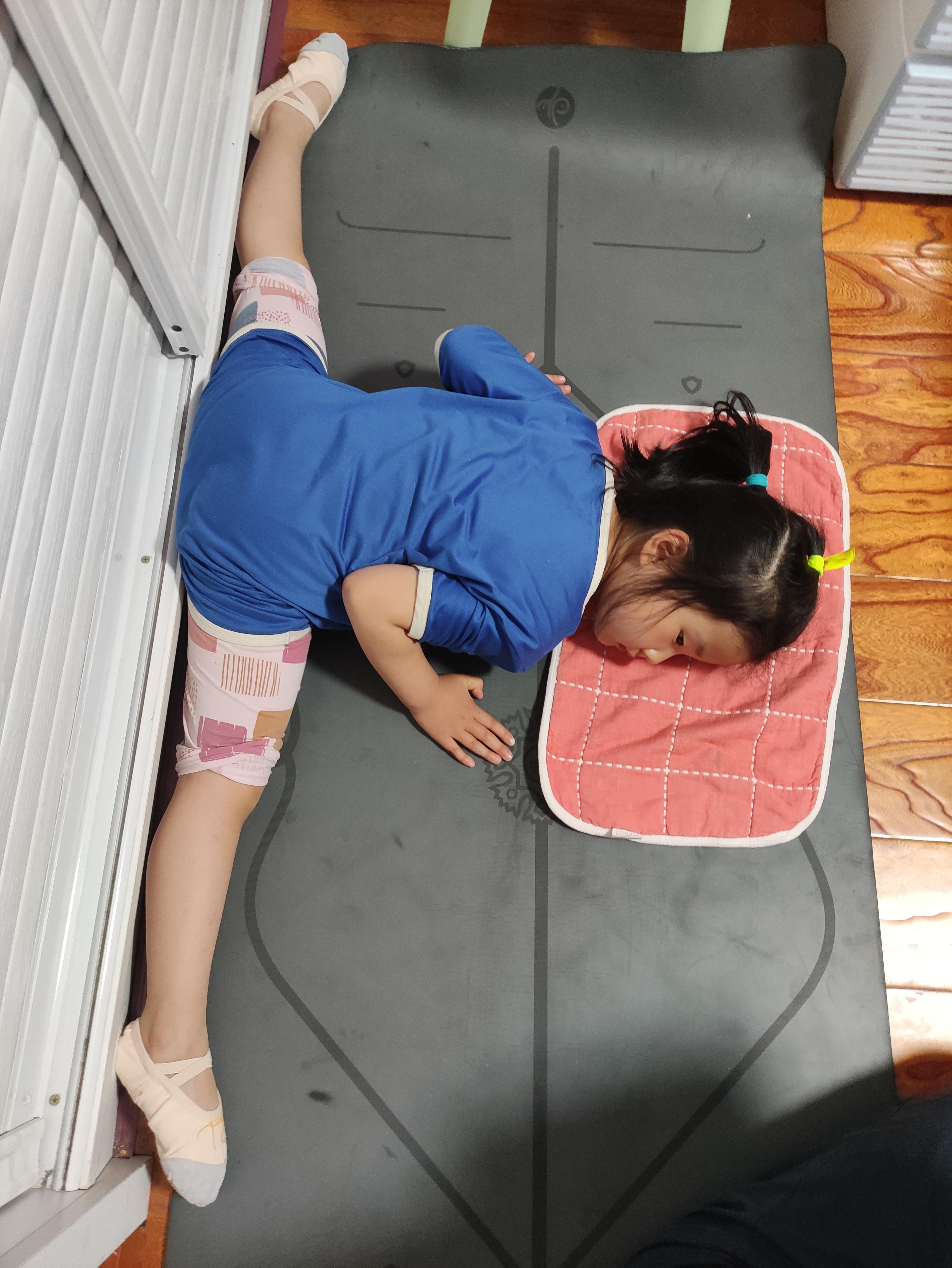 两个月的时间终于能做个横叉啦对于舞蹈来说脐橙算是先天条件不太好的
