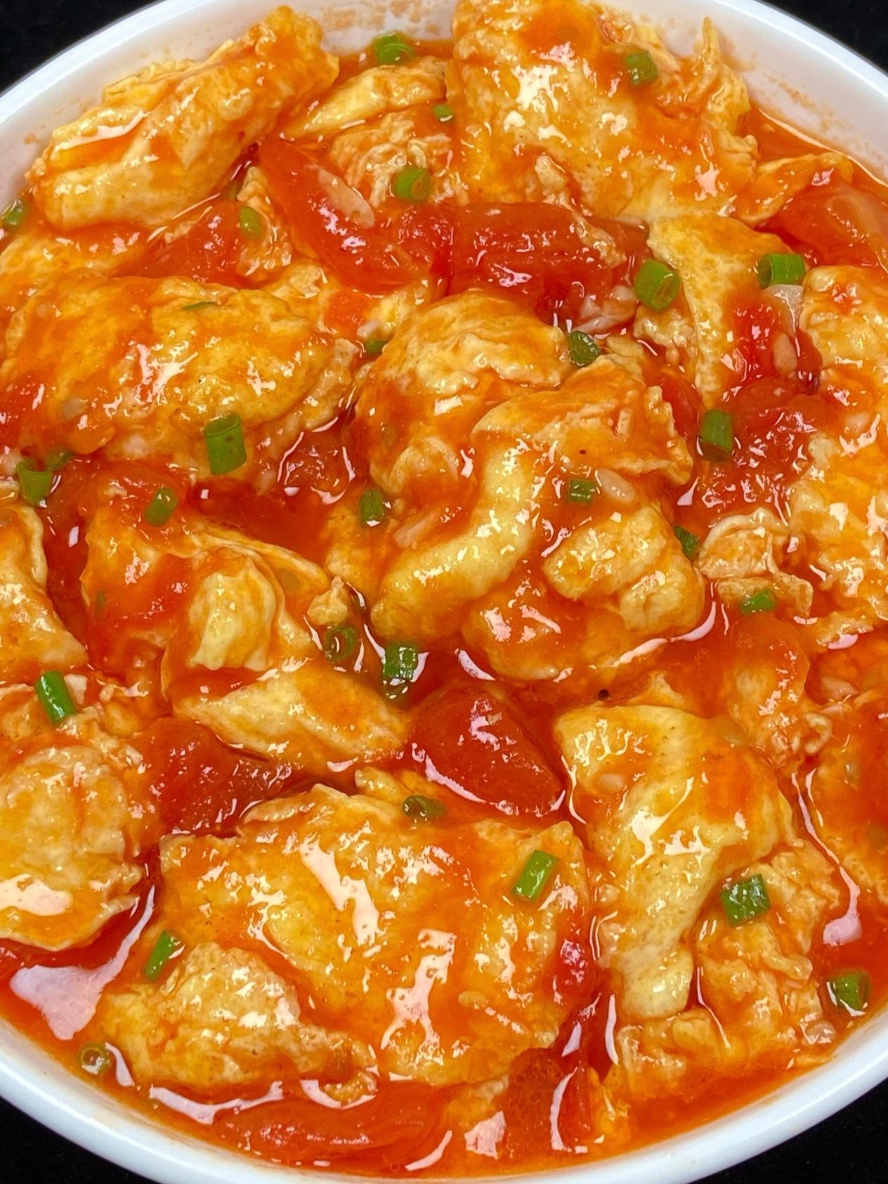 材料:新鲜西红柿 3个鸡蛋 5