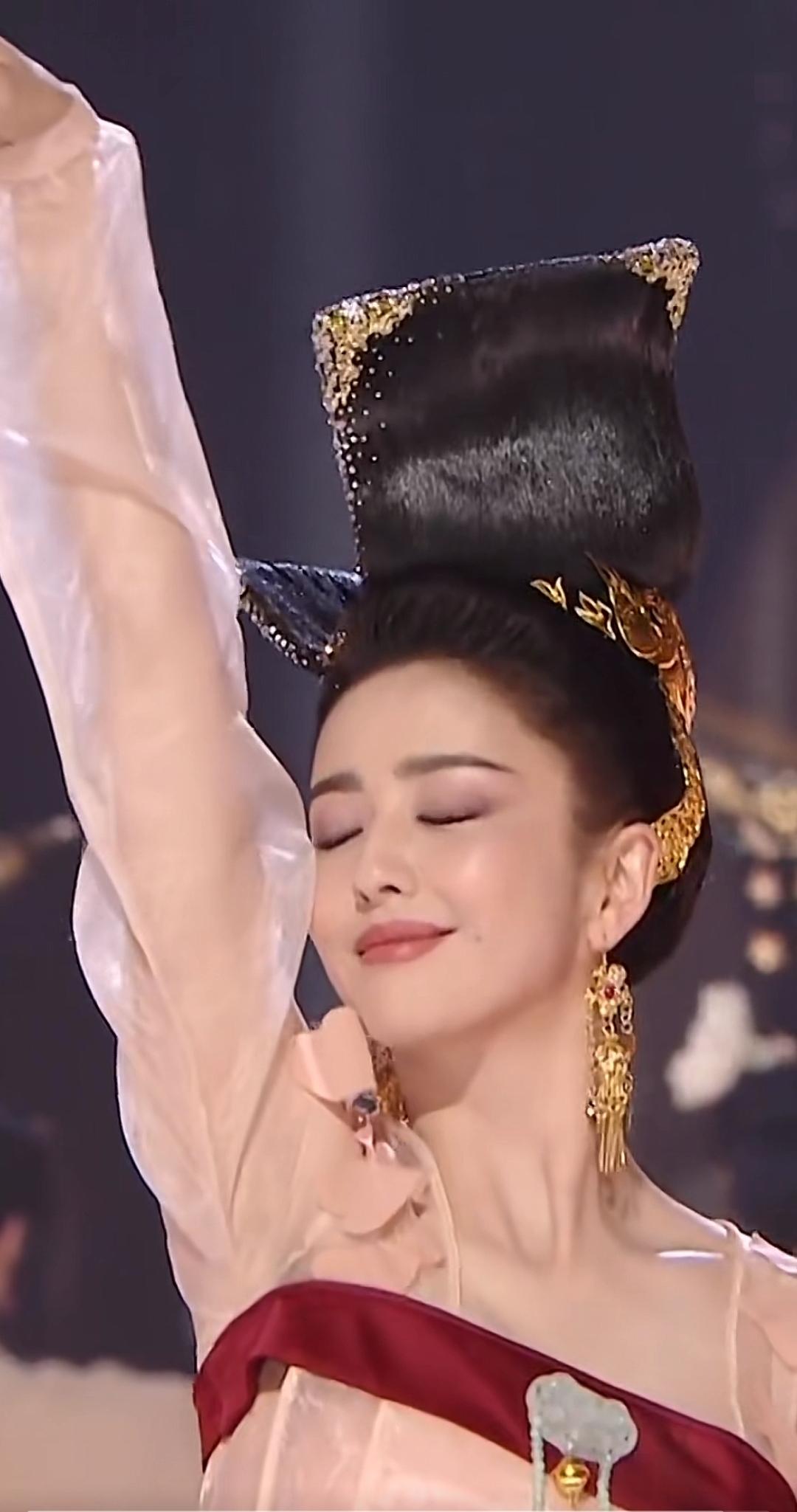 佟丽娅穿着古装跳舞,妩媚动人,风姿绰约,你知道她穿的是我国哪个朝代