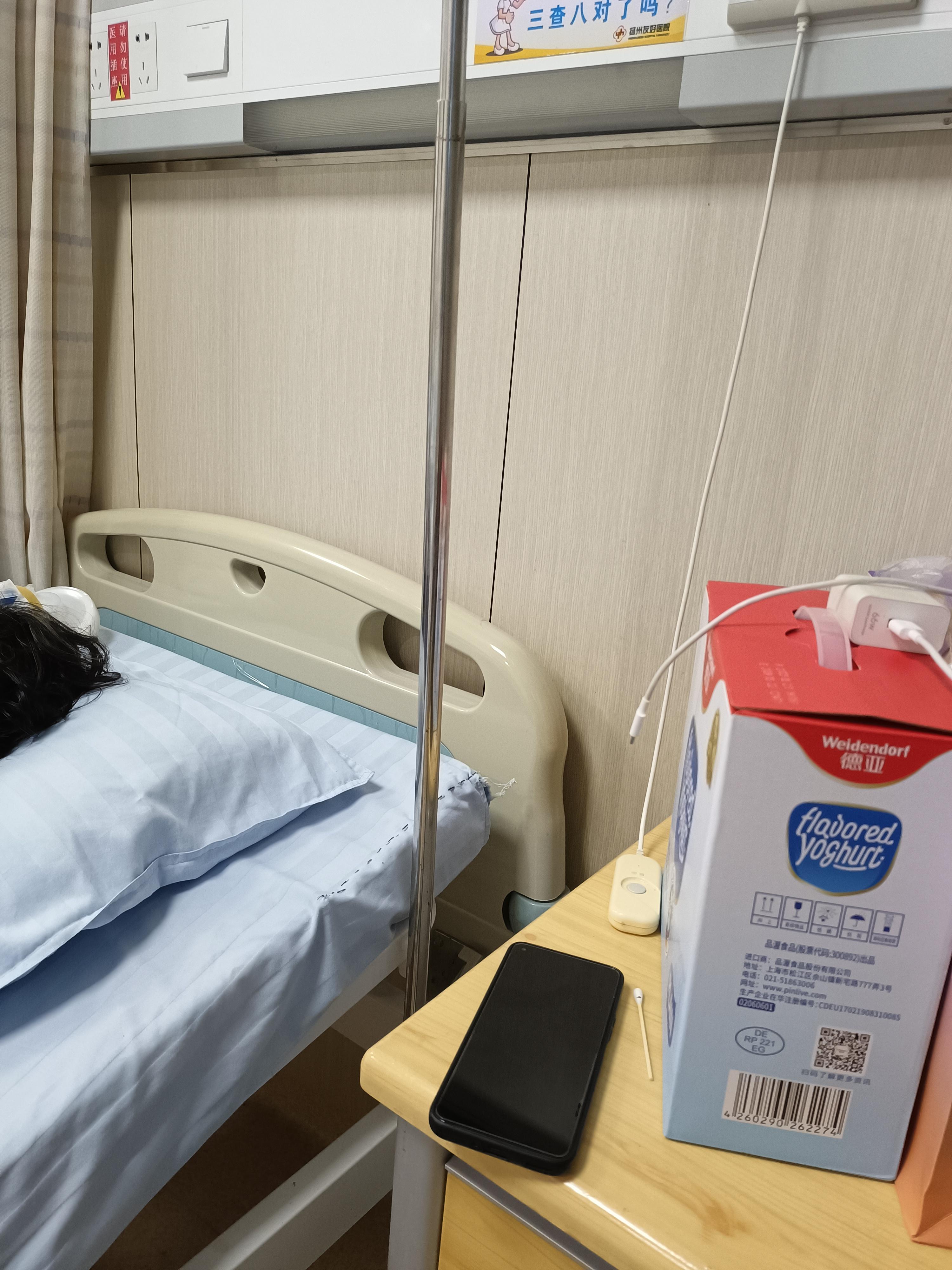 这是我在医院拍的三张照片,我的老母亲,今年82岁了,患肠梗阻入院