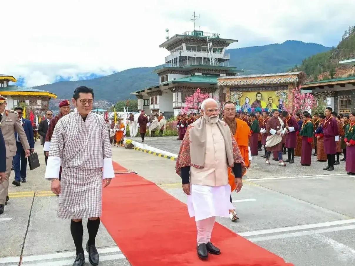 印度总理访问不丹国王送行的卑微举动一个国家国王对外国总理来访竟然