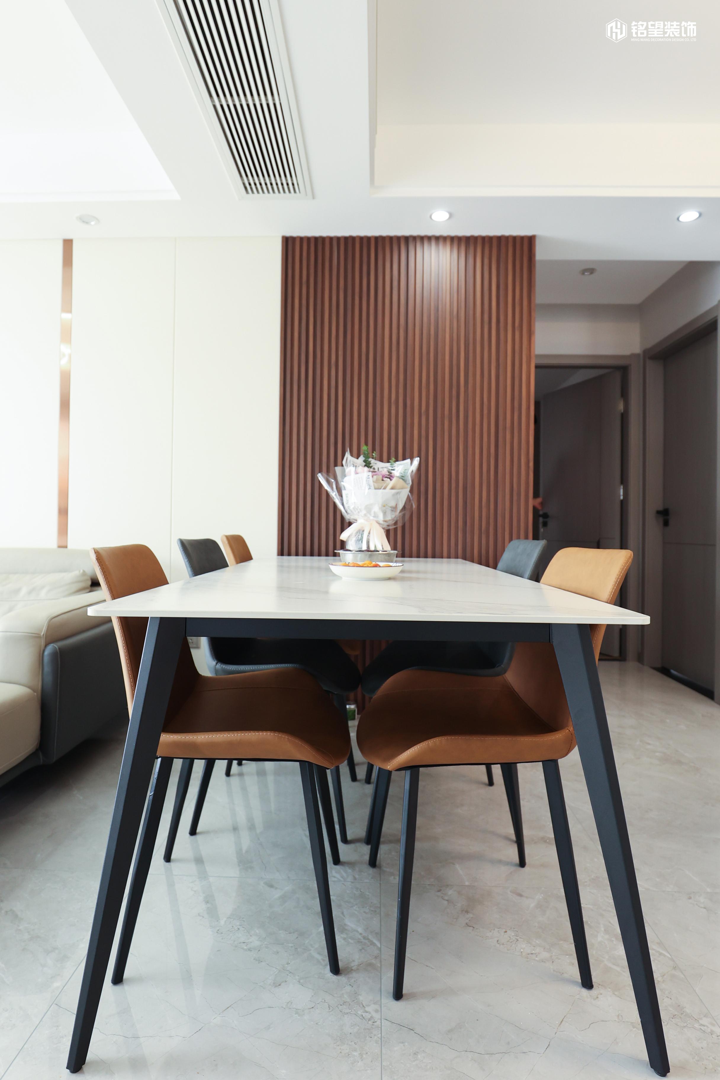 以棕色格栅护墙为背景的立面划分出餐厅区域,以色快边缘