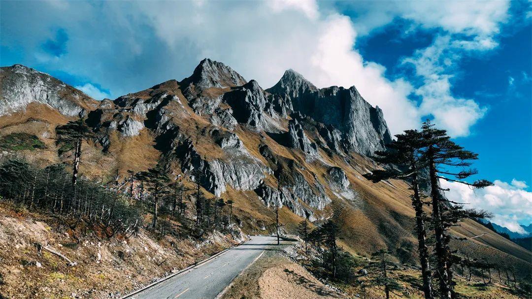 怒江之山亦怒云南怒江孔雀山孔雀山四季各有其美初春残雪映着夕阳是