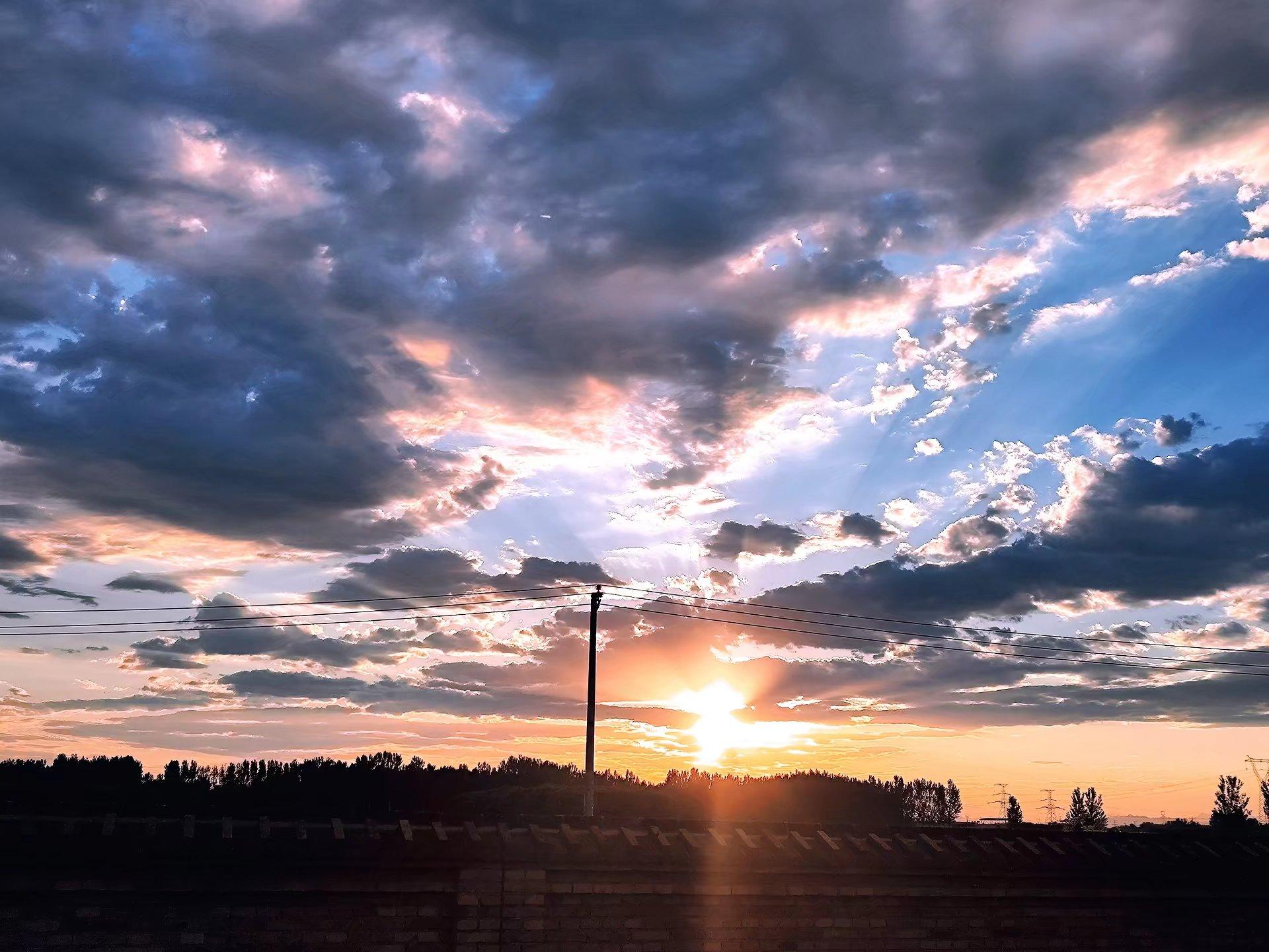 阳光cvc 的想法: 夕阳西下,淡淡的余晖透过云彩缓缓洒在大地上