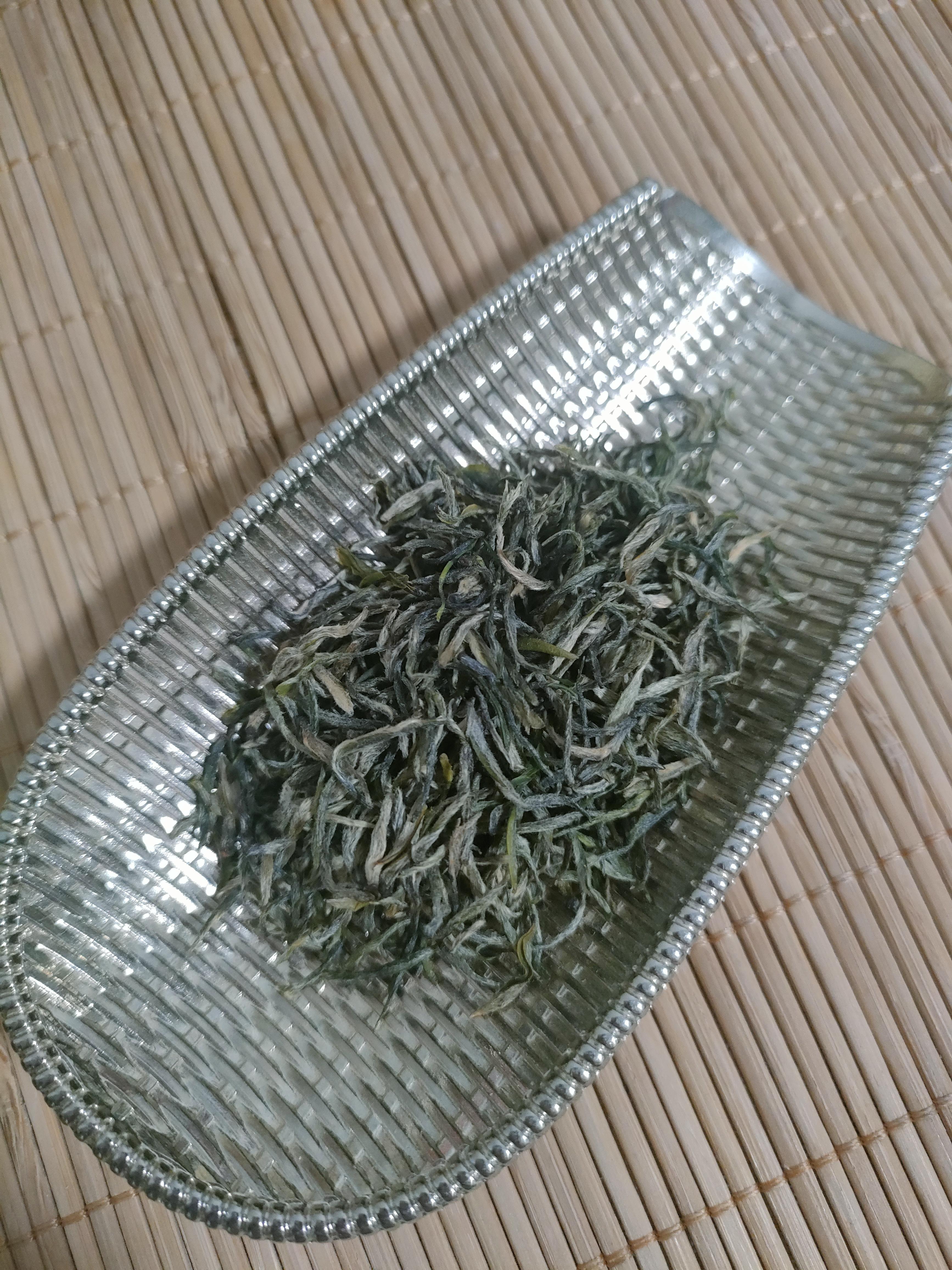 信阳毛尖是中国十大名茶之一产自河南信阳其历史可追溯至唐代