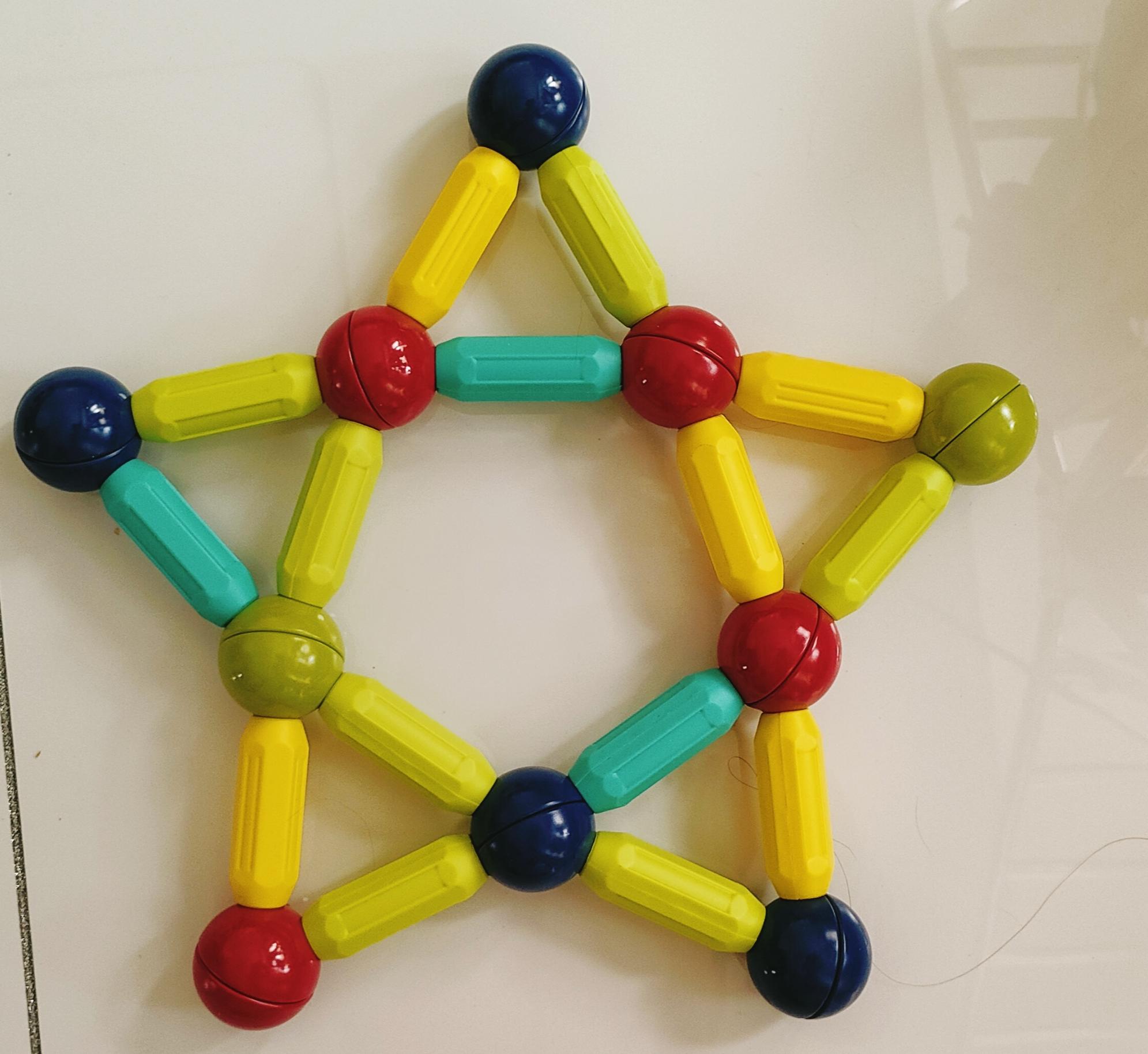 论上幼儿园的重要性女儿妈妈我摆了一个五角星